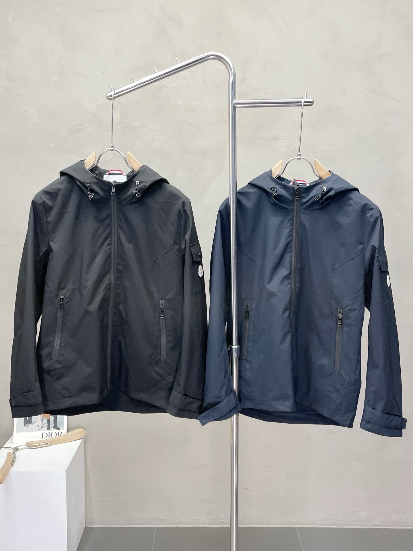 NO:457263,.Moncler hooded jackets exclusively for the latest spring and summer fashion hooded jackets, classic design and superb jackets, quality control, high-end products that cannot be picked and quality control can be purchased directly, and cannot be missed!  Through the detailed pictures, you can feel its powerful aura, both fashionable and functional, and the whole style looks more luxurious and atmospheric!  Size 48-56, Moncler, jackets & coats, jackets & coats, hats, alexander wang19860909.Moncler蒙口独家专供最新春夏时尚连帽夹克,经典设计感与颜值爆棚的外套,品质更是无法挑剔品控可以直接入手,不容过错的高端臻品！通过细节图片便可感受到它强悍的气场,时尚与功能性兼备,整款显得更加的奢华大气！ 尺码48-56,,Moncler,jackets & coats,jackets & coats,hats,alexander wang,Men's clothing