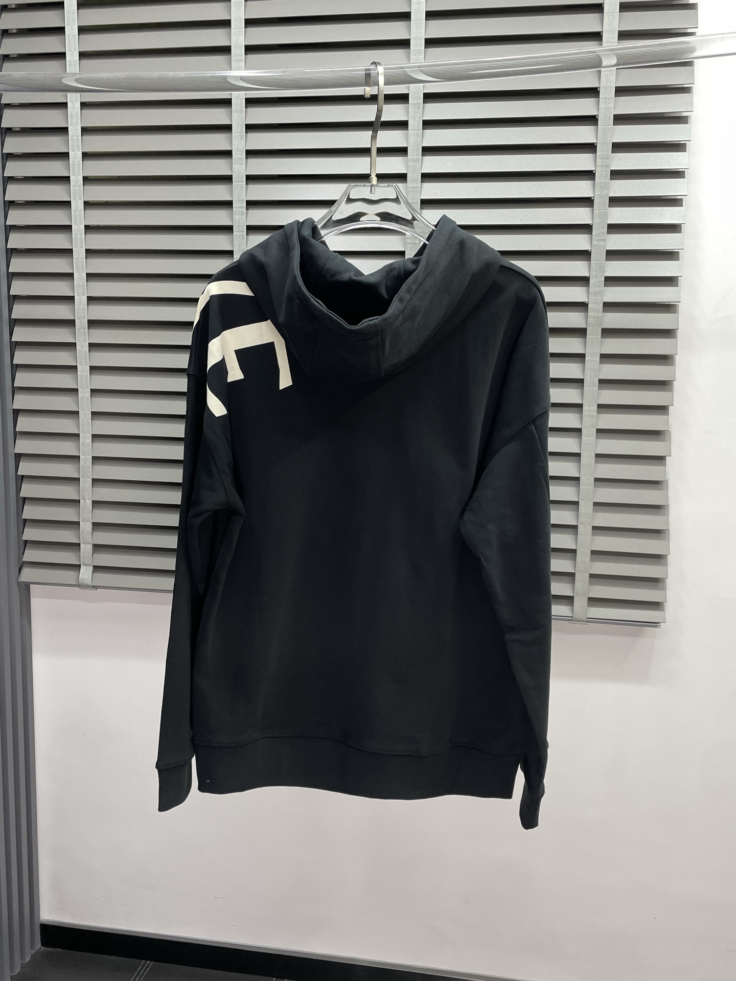 Luxurious Loewe Spring/Autumn Caps & Classic Brandy Coats: Fashion & Functionality! - 图片 3