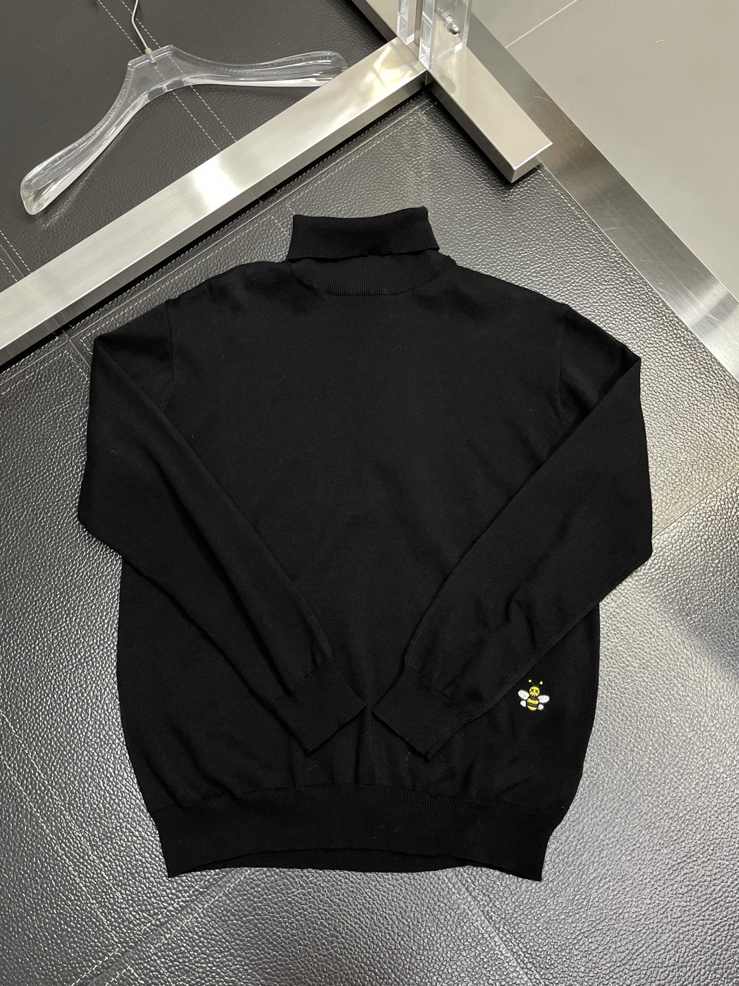 Luxurious and Uncompromising: Dior’s Autumn/Winter Sweater Collection, Sizes S-XL - 图片 5