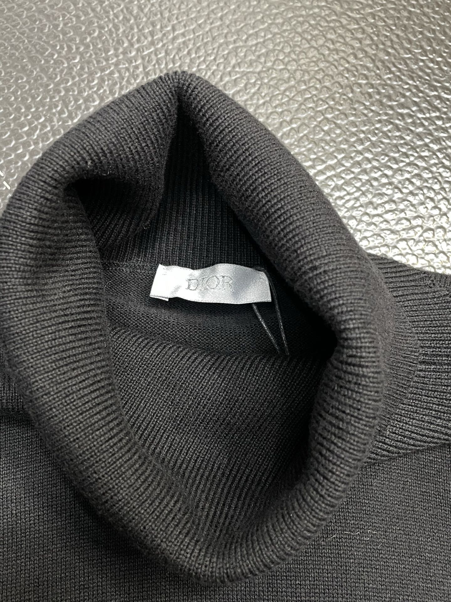 Luxurious and Uncompromising: Dior’s Autumn/Winter Sweater Collection, Sizes S-XL - 图片 6