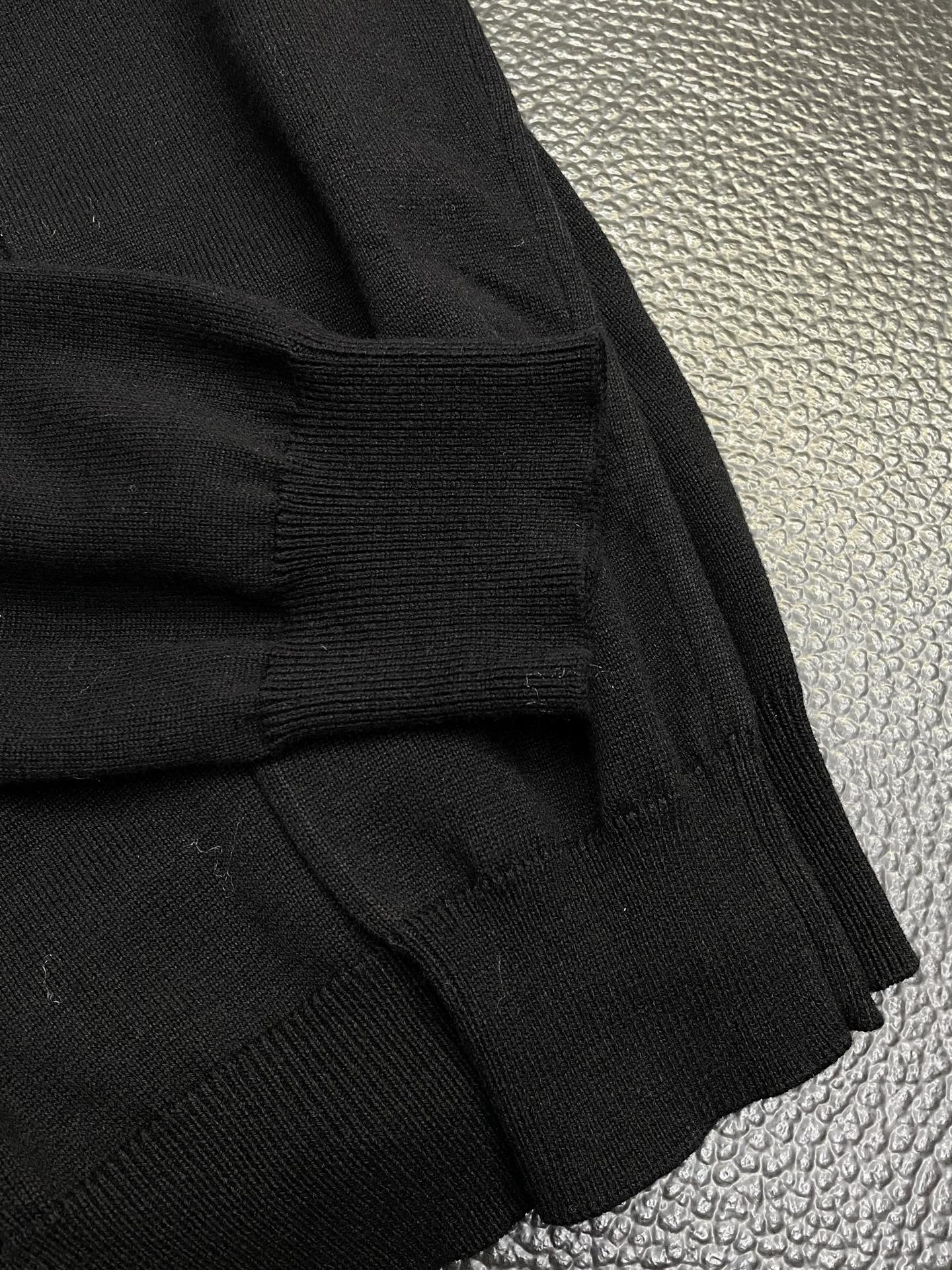 Luxurious and Uncompromising: Dior’s Autumn/Winter Sweater Collection, Sizes S-XL - 图片 8