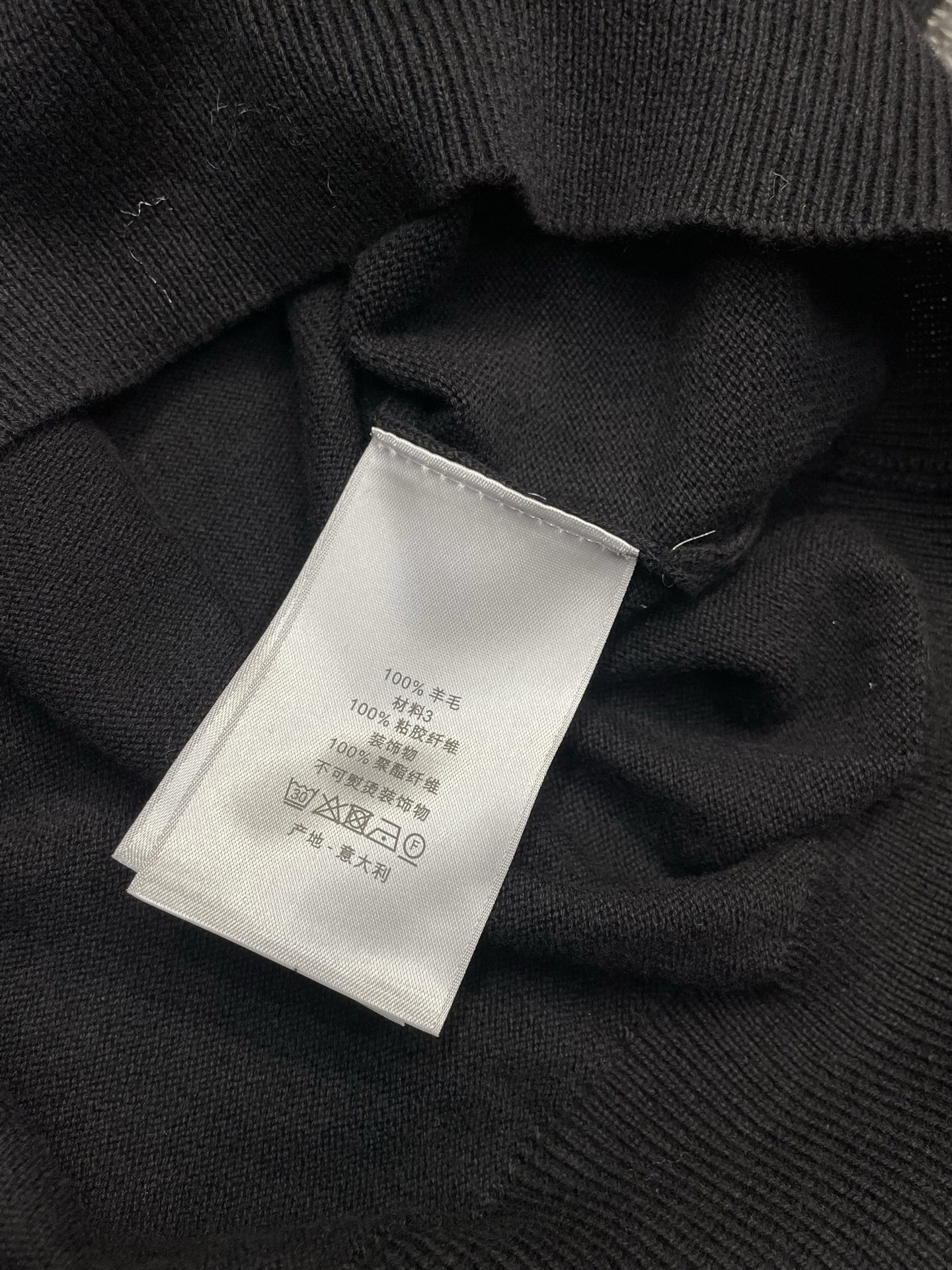 Luxurious and Uncompromising: Dior’s Autumn/Winter Sweater Collection, Sizes S-XL - 图片 9