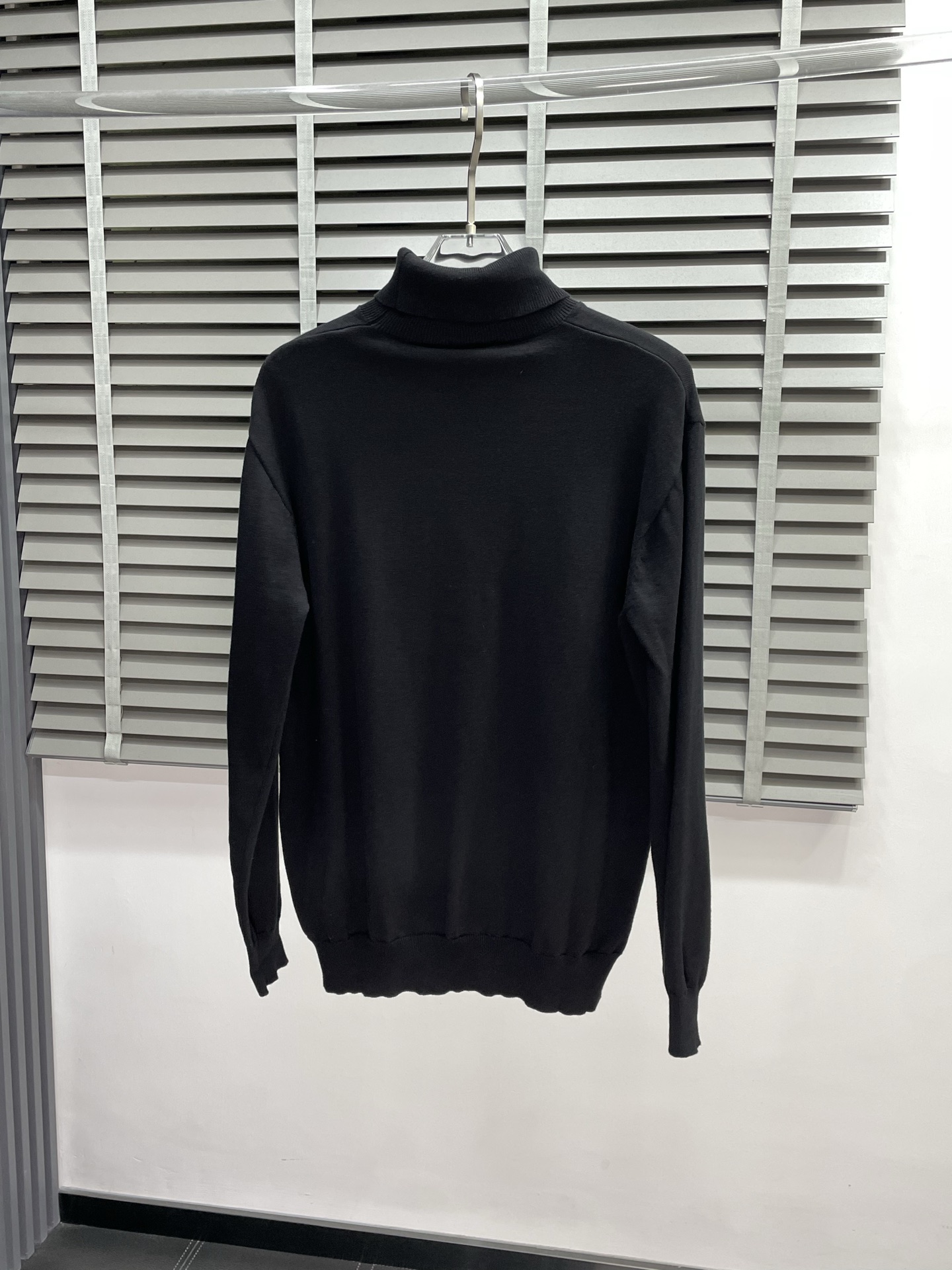 Luxurious and Uncompromising: Dior’s Autumn/Winter Sweater Collection, Sizes S-XL - 图片 2
