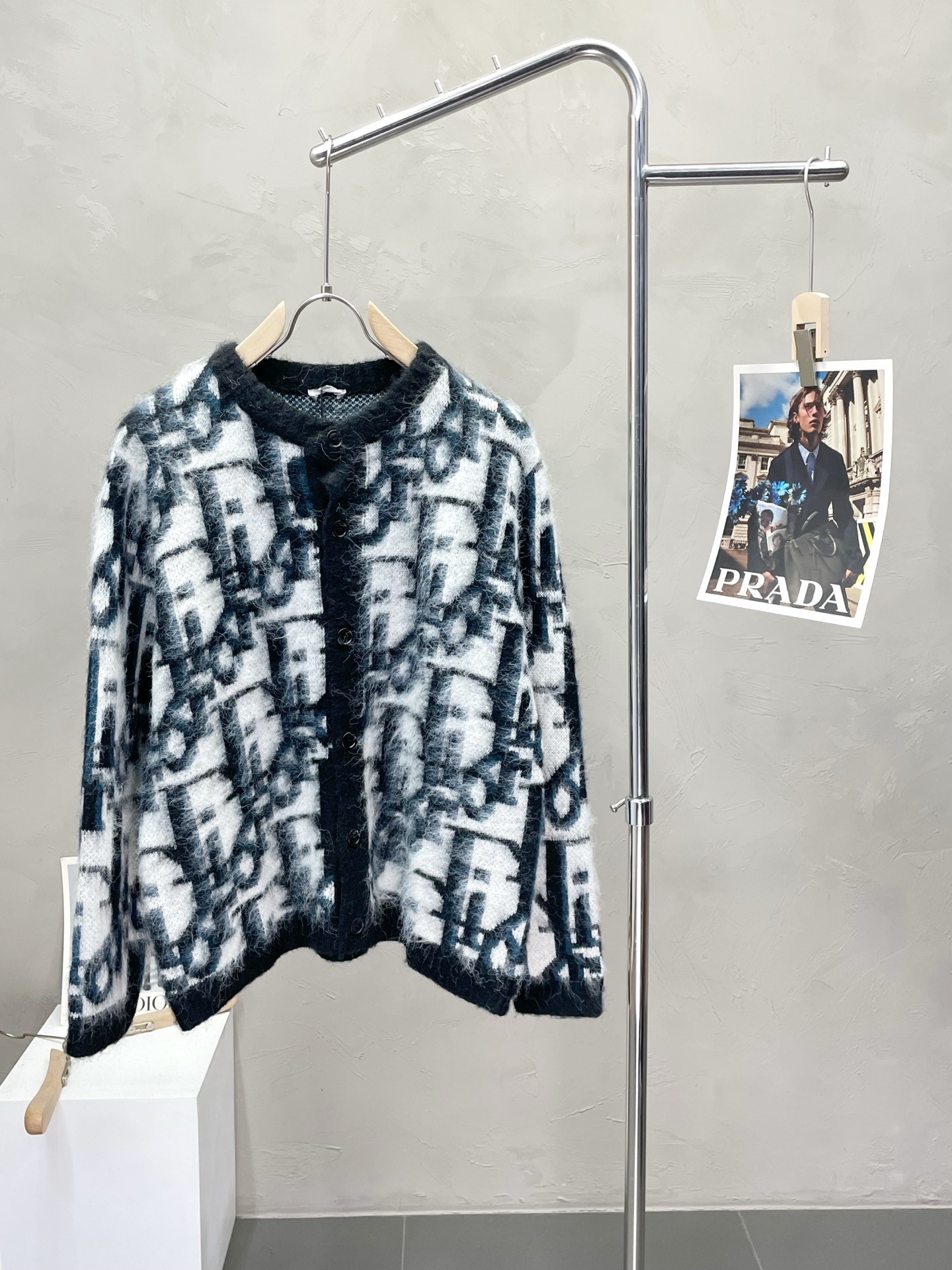 NO:457241,.Dior exclusively offers the latest autumn and winter sweater button jackets. Classic design and appearance sweater jackets. The quality is even more unscrupulous. You can buy them directly. You can’t get it wrong!  Through the detailed pictures, you can feel its powerful aura, both fashionable and functional, and the whole style looks more luxurious and atmospheric!  Size S-XL, Dior, Dior, Jackets & coats, Sweaters, Alexander wang19860909.Dior迪奥独家专供最新秋冬毛衣纽扣外套 经典设计感与颜值爆棚的毛衣外套 品质更是无法挑剔品控可以直接入手,不容过错的高端臻品！通过细节图片便可感受到它强悍的气场,时尚与功能性兼备,整款显得更加的奢华大气！ 尺码S-XL,,dior,dior,jackets & coats,sweaters,alexander wang,Men's clothing