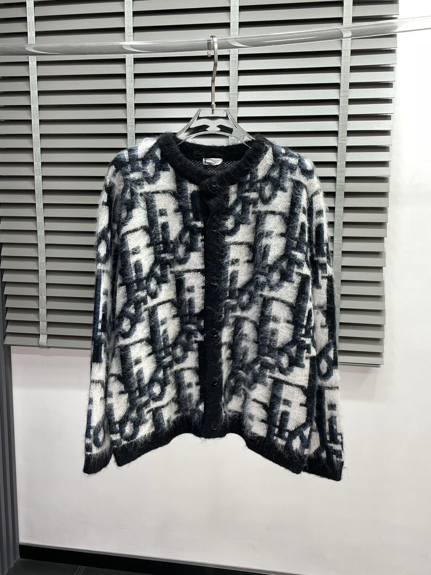 NO:461733,.Dior exclusively offers the latest autumn and winter sweater button jackets. Classic design and appearance sweater jackets. The quality is even more unscrupulous. You can buy it directly. You can’t get it wrong!  Through the detailed pictures, you can feel its powerful aura, both fashionable and functional, and the whole style looks more luxurious and atmospheric!  Size S-XL, Dior, Dior, Jackets & coats, Sweaters, Alexander wang19860909.Dior迪奥独家专供最新秋冬毛衣纽扣外套 经典设计感与颜值爆棚的毛衣外套 品质更是无法挑剔品控可以直接入手,不容过错的高端臻品！通过细节图片便可感受到它强悍的气场,时尚与功能性兼备,整款显得更加的奢华大气！ 尺码S-XL,,dior,dior,jackets & coats,sweaters,alexander wang,Men's clothing