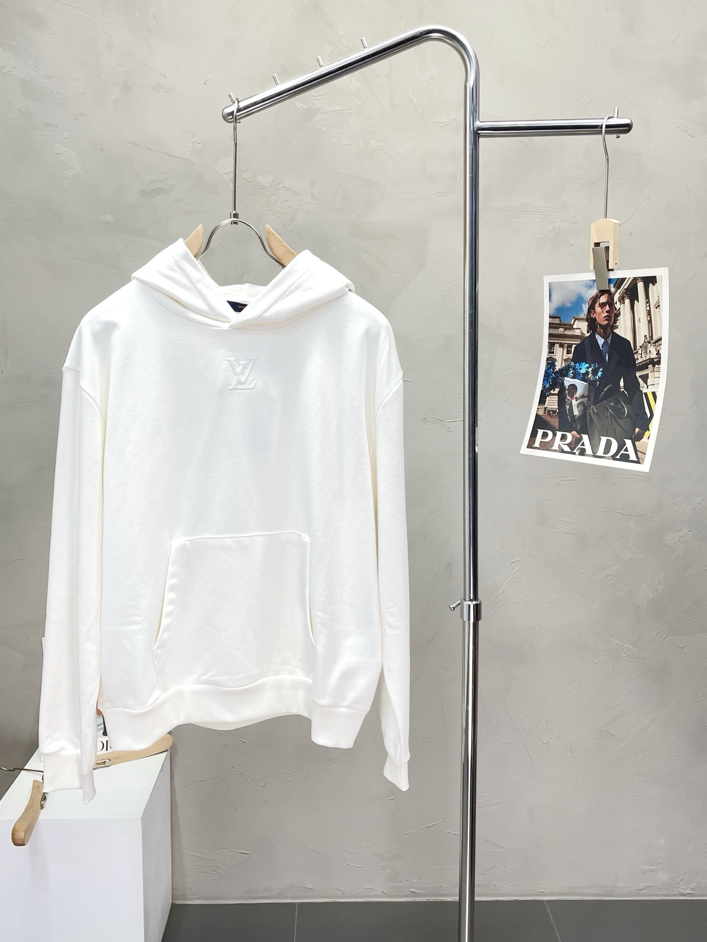 NO:457256,.Louis Vuitton exclusively offers the latest spring and autumn fashion hooded sweatshirts. Classic design and design with great appearance. The quality is even more unscrupulous. You can buy it directly. You can't get it wrong! Through detailed pictures, you can feel its powerful aura. The imported fabric has a significant effect in keeping warm, so you don’t have to worry about a little chill! It is both fashionable and functional, and the whole style looks more luxurious and elegant! Size S-XL, louis vuitton,louis vuitton,hoodie,sweatshirts,hats,alexander wang19860909.Louis Vuitton路易威登独家专供最新春秋时尚连帽卫衣 经典设计与颜值爆棚的设计 品质更是无法挑剔品控可以直接入手,不容过错的高端臻品！通过细节图片便可感受到它强悍的气场,进口面料 聚温保暖效果显著,完全不用担心会有一点寒意！时尚与功能性兼备,整款显得更加的奢华大气！ 尺码S-XL,,louis vuitton,louis vuitton,hoodie,sweatshirts,hats,alexander wang,Men's clothing