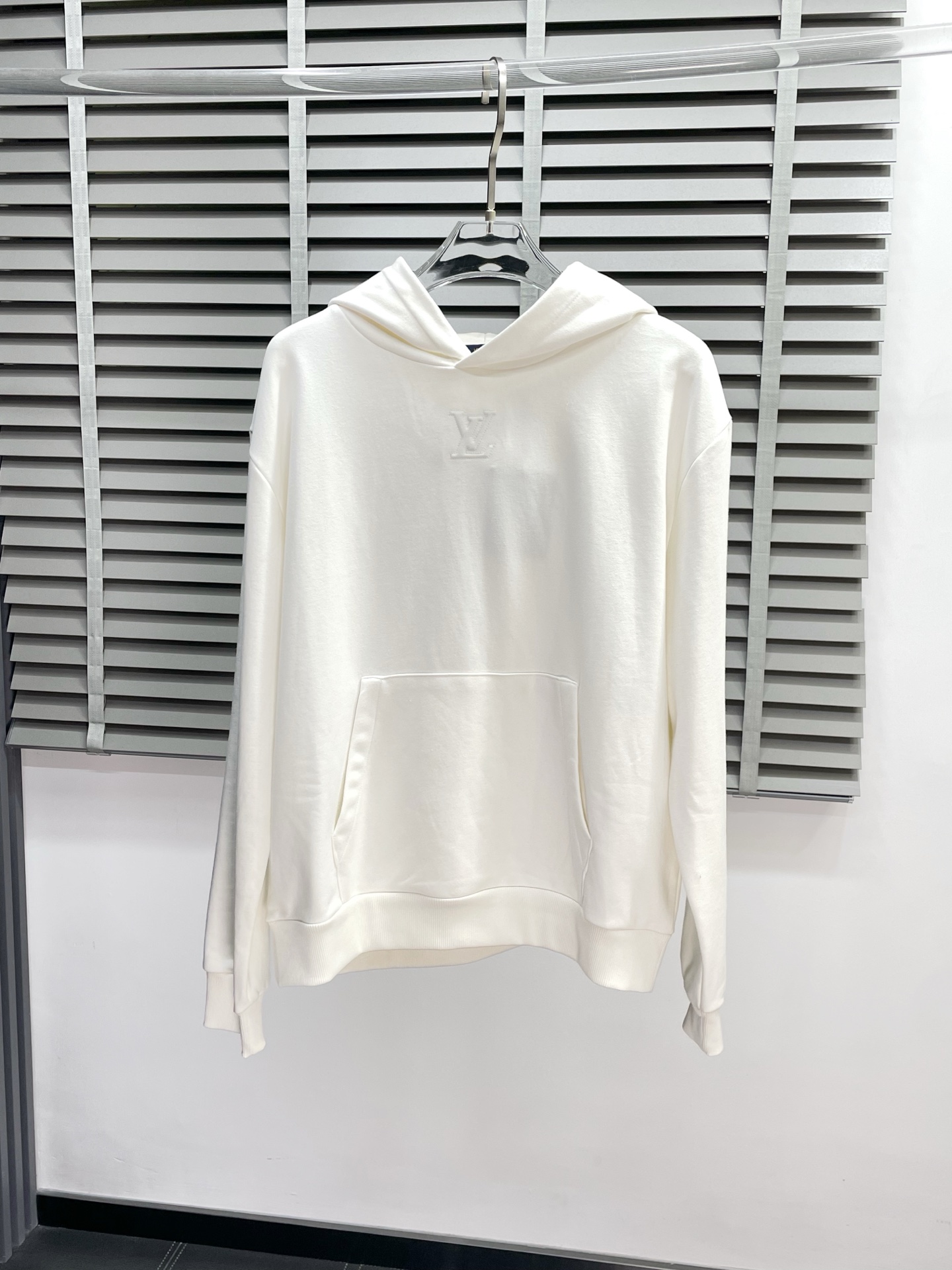 NO:461799,.Louis Vuitton exclusively offers the latest spring and autumn fashion hooded sweatshirts. Classic design and design with great appearance. The quality is even more unscrupulous. You can buy it directly. You can't get it wrong! Through detailed pictures, you can feel its powerful aura. The imported fabric has a significant effect in keeping warm, so you don’t have to worry about a little chill! It is both fashionable and functional, and the whole style looks more luxurious and elegant! Size S-XL, louis vuitton,louis vuitton,hoodie,sweatshirts,hats,alexander wang19860909.Louis Vuitton路易威登独家专供最新春秋时尚连帽卫衣 经典设计与颜值爆棚的设计 品质更是无法挑剔品控可以直接入手,不容过错的高端臻品！通过细节图片便可感受到它强悍的气场,进口面料 聚温保暖效果显著,完全不用担心会有一点寒意！时尚与功能性兼备,整款显得更加的奢华大气！ 尺码S-XL,,louis vuitton,louis vuitton,hoodie,sweatshirts,hats,alexander wang,Men's clothing