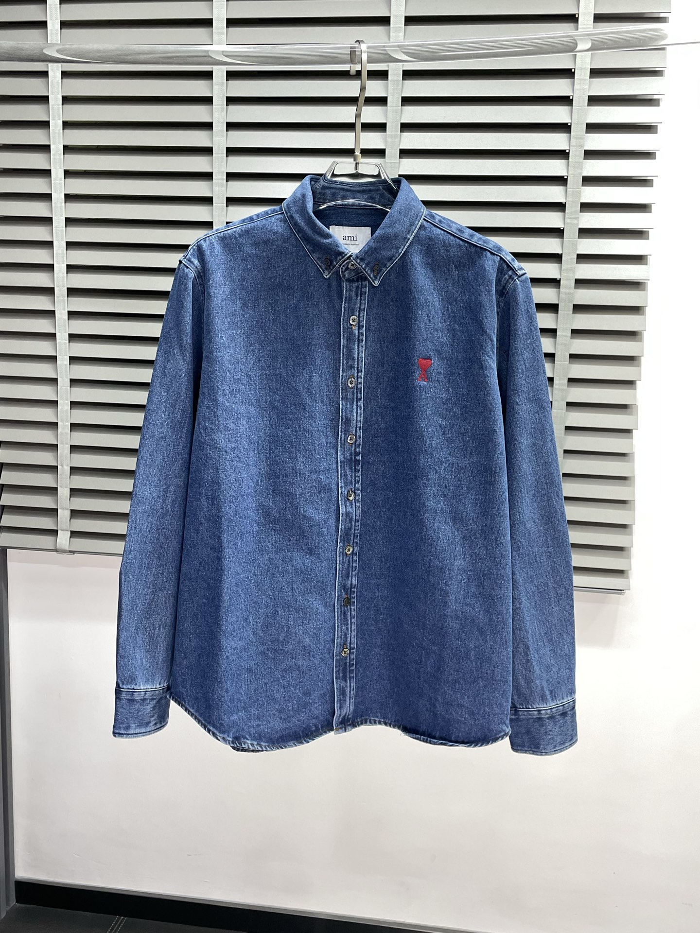 NO:461742,.AMI Amy exclusively offers the latest spring and autumn fashionable denim jackets. Classic design and design with great appearance. The quality is even more unscrupulous. You can buy it directly. You can't get it wrong! Through detailed pictures, you can feel its powerful aura. The imported fabric has a significant effect in keeping warm, so you don’t have to worry about a little chill! It is both fashionable and functional, and the whole style looks more luxurious and elegant! Size S-XL, amiri, jackets & coats, alexander wang19860909.AMI艾米独家专供最新春秋时尚牛仔外套 经典设计与颜值爆棚的设计 品质更是无法挑剔品控可以直接入手,不容过错的高端臻品！通过细节图片便可感受到它强悍的气场,进口面料 聚温保暖效果显著,完全不用担心会有一点寒意！时尚与功能性兼备,整款显得更加的奢华大气！ 尺码S-XL,,amiri,jackets & coats,alexander wang,Men's clothing