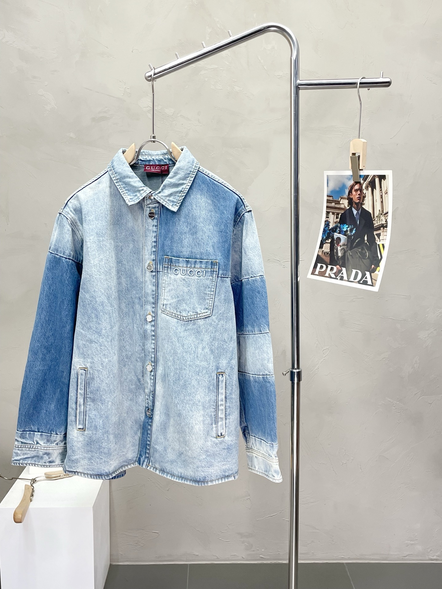 NO:457267,.Gucci exclusively offers the latest spring and autumn fashionable denim jackets. Classic design and design with great appearance. The quality is even more unscrupulous. You can buy it directly. You can't get it right! Through detailed pictures, you can feel its powerful aura. The imported fabric has a significant effect in keeping warm, so you don’t have to worry about a little chill! It is both fashionable and functional, and the whole style looks more luxurious and elegant! Size 46-52, gucci, gucci, jackets & coats, alexander wang19860909.Gucci古驰独家专供最新春秋时尚牛仔外套 经典设计与颜值爆棚的设计 品质更是无法挑剔品控可以直接入手,不容过错的高端臻品！通过细节图片便可感受到它强悍的气场,进口面料 聚温保暖效果显著,完全不用担心会有一点寒意！时尚与功能性兼备,整款显得更加的奢华大气！ 尺码46-52,,gucci,gucci,jackets & coats,alexander wang,Men's clothing