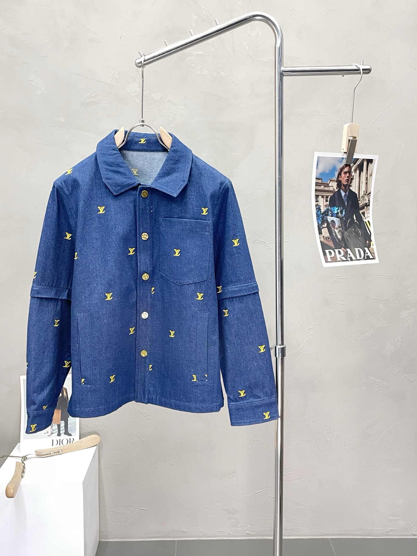 NO:459009,.Louis Vuitton exclusively for casual spring and summer denim jackets. Two-wearable design. Sleeve removable design. High-end customization. High-end version. Fashionable and versatile imported denim fabric. Super soft and delicate touch. Comfortable skin-friendly and comfortable. High-end boutique. OEM is very good. Men's must-have items. Three standards are complete. Number M-3XL,,louis vuitton,louis vuitton,jackets & coats,alexander wang.19860909.Louis Vuitton路易威登独家专供休闲春夏牛仔夹克 可两穿设计 袖子可拆卸设计 高端定制 高版本 时尚百搭爆款进口牛仔面料 手感超柔软细腻 穿着亲肤舒适 高端精品 代工厂精细做上身非常赞 男士必备单品 三标齐全 码数M-3XL,,louis vuitton,louis vuitton,jackets & coats,alexander wang,Men's clothing