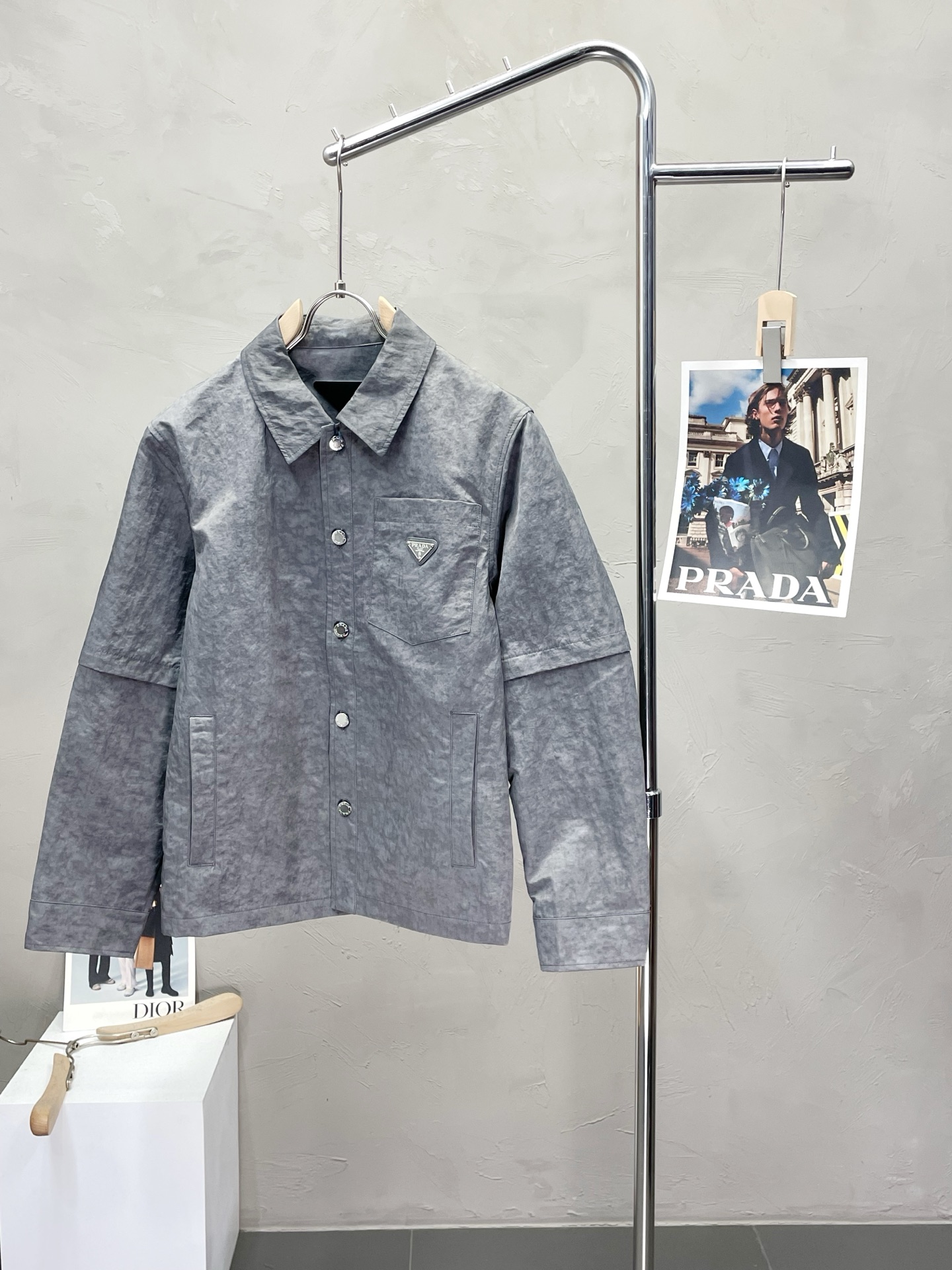 NO:459015,.Prada exclusively for casual spring and summer jackets. Two-wearable design. Sleeve removable design. High-end customization. High-end version. Fashionable and versatile imported fabric. Super soft and delicate touch. Comfortable skin-friendly and comfortable. High-end boutique. OEM is very good. Men's must-have items. Three standards are complete. Number of codes M-3XL,,prada,prada, jackets & coats,alexander wang.19860909.Prada普拉达独家专供休闲春夏夹克 可两穿设计 袖子可拆卸设计 高端定制 高版本 时尚百搭爆款进口面料 手感超柔软细腻 穿着亲肤舒适 高端精品 代工厂精细做上身非常赞 男士必备单品 三标齐全 码数M-3XL,,prada,prada,jackets & coats,alexander wang,Men's clothing