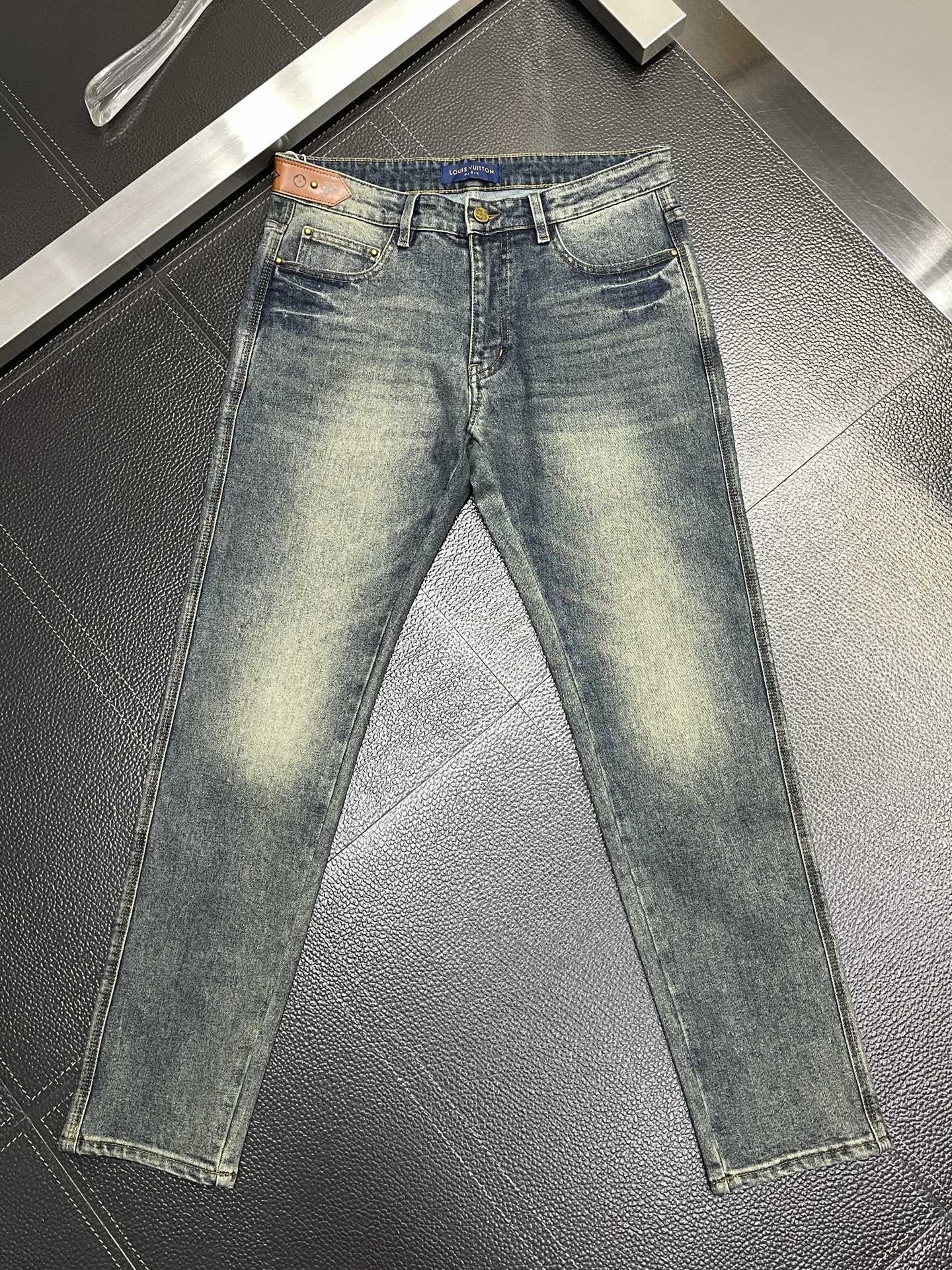 💰155PLouis Vuitton路易威登💥独家专供新款 休闲牛仔裤👖高端版本！专柜定制面料 透气舒适度高，细节无可挑剔，品牌元素设计理念，体现高品质。手感细腻柔软！呈现休闲裁剪，上身版型超赞！👍码数：29-38