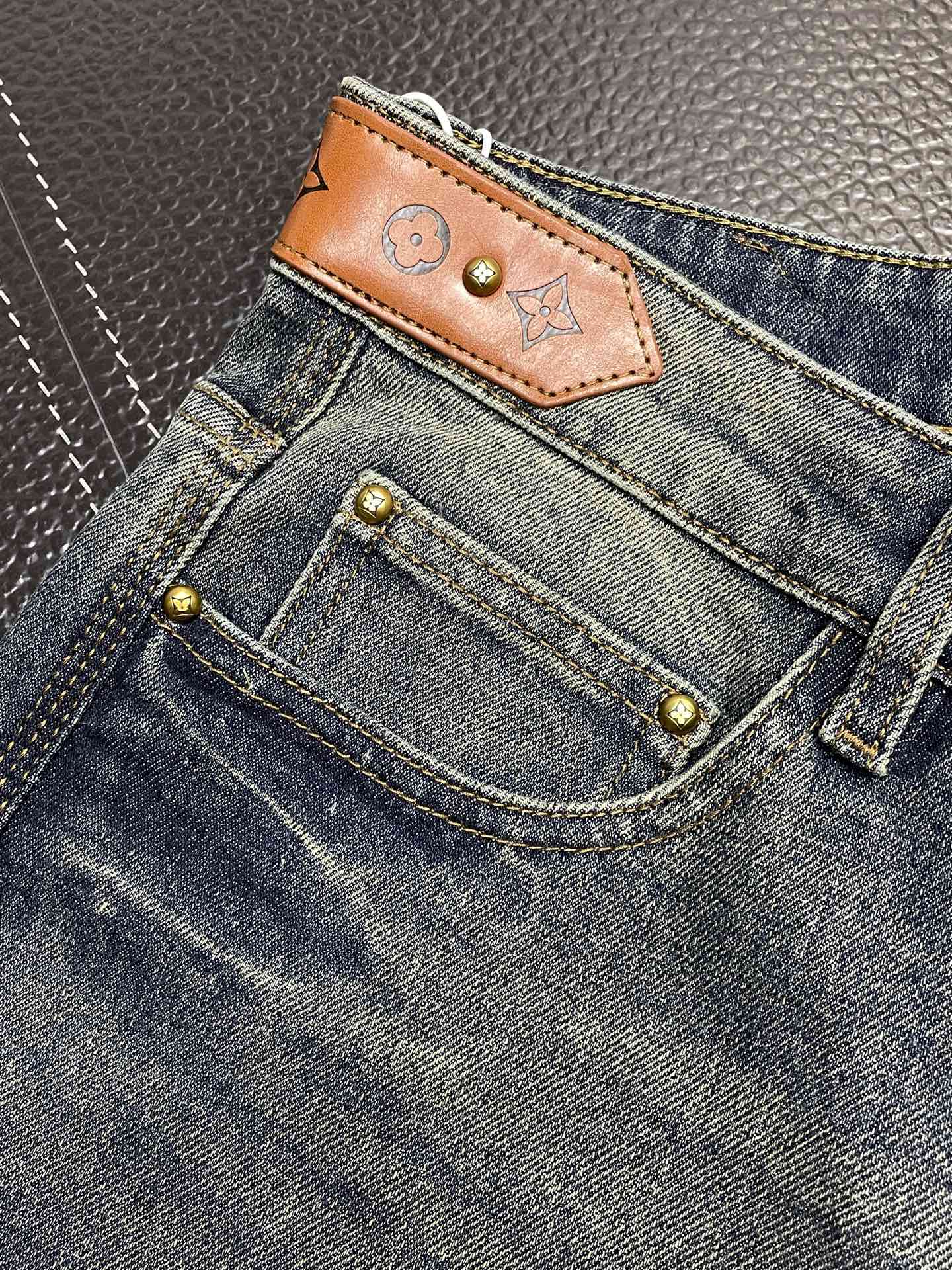 💰155PLouis Vuitton路易威登💥独家专供新款 休闲牛仔裤👖高端版本！专柜定制面料 透气舒适度高，细节无可挑剔，品牌元素设计理念，体现高品质。手感细腻柔软！呈现休闲裁剪，上身版型超赞！👍码数：29-38