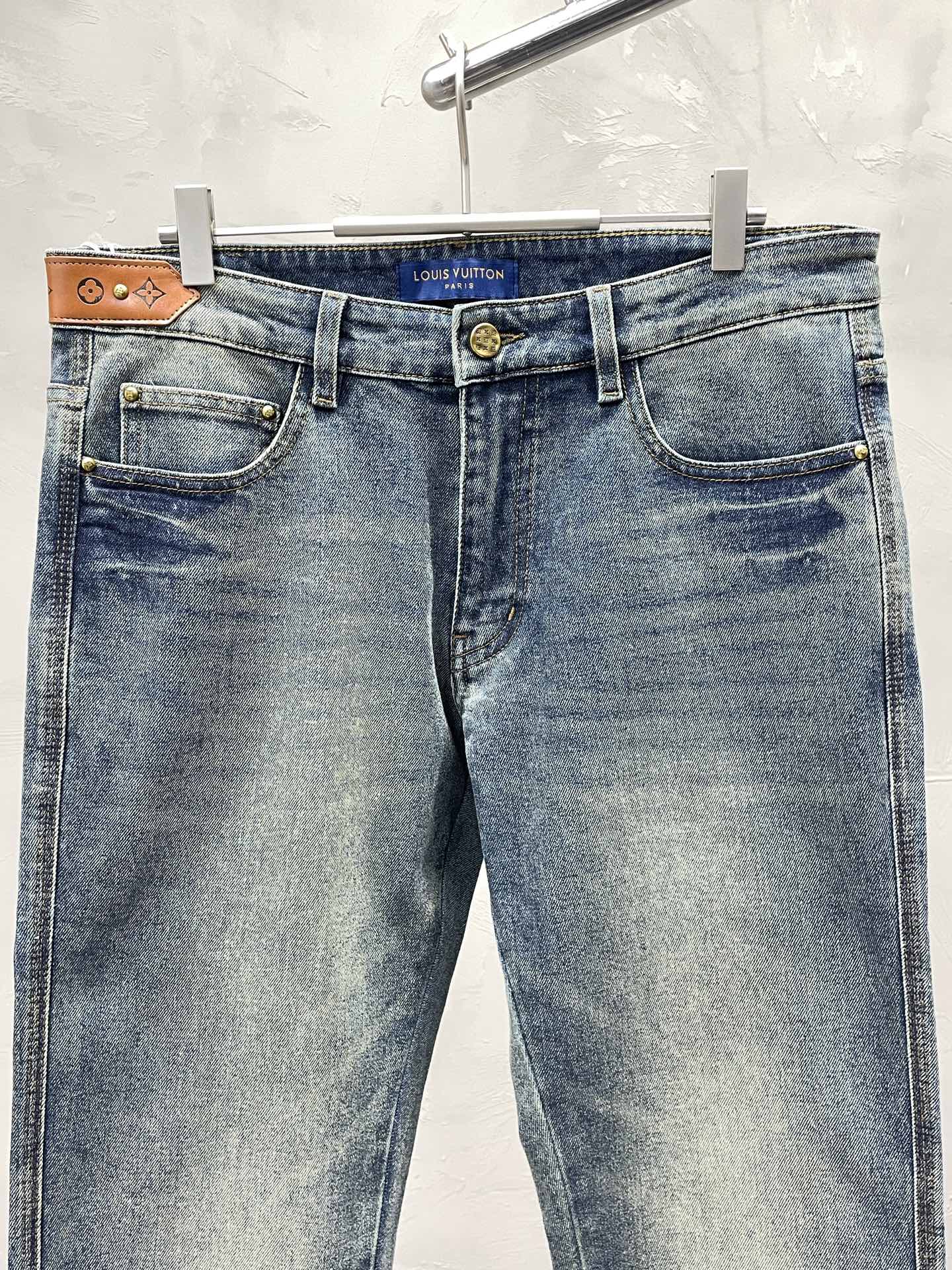 💰155PLouis Vuitton路易威登💥独家专供新款 休闲牛仔裤👖高端版本！专柜定制面料 透气舒适度高，细节无可挑剔，品牌元素设计理念，体现高品质。手感细腻柔软！呈现休闲裁剪，上身版型超赞！👍码数：29-38