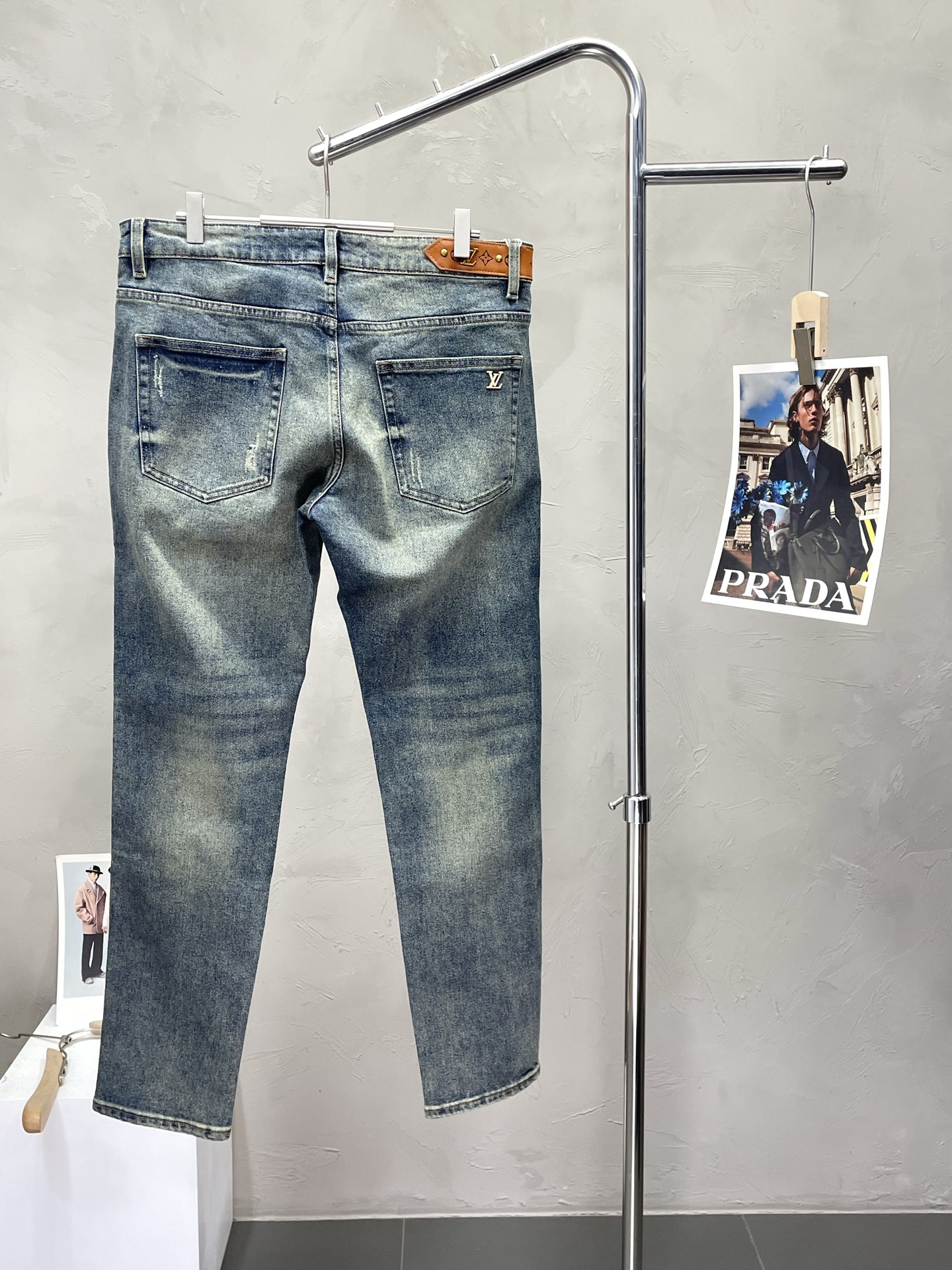 💰155PLouis Vuitton路易威登💥独家专供新款 休闲牛仔裤👖高端版本！专柜定制面料 透气舒适度高，细节无可挑剔，品牌元素设计理念，体现高品质。手感细腻柔软！呈现休闲裁剪，上身版型超赞！👍码数：29-38