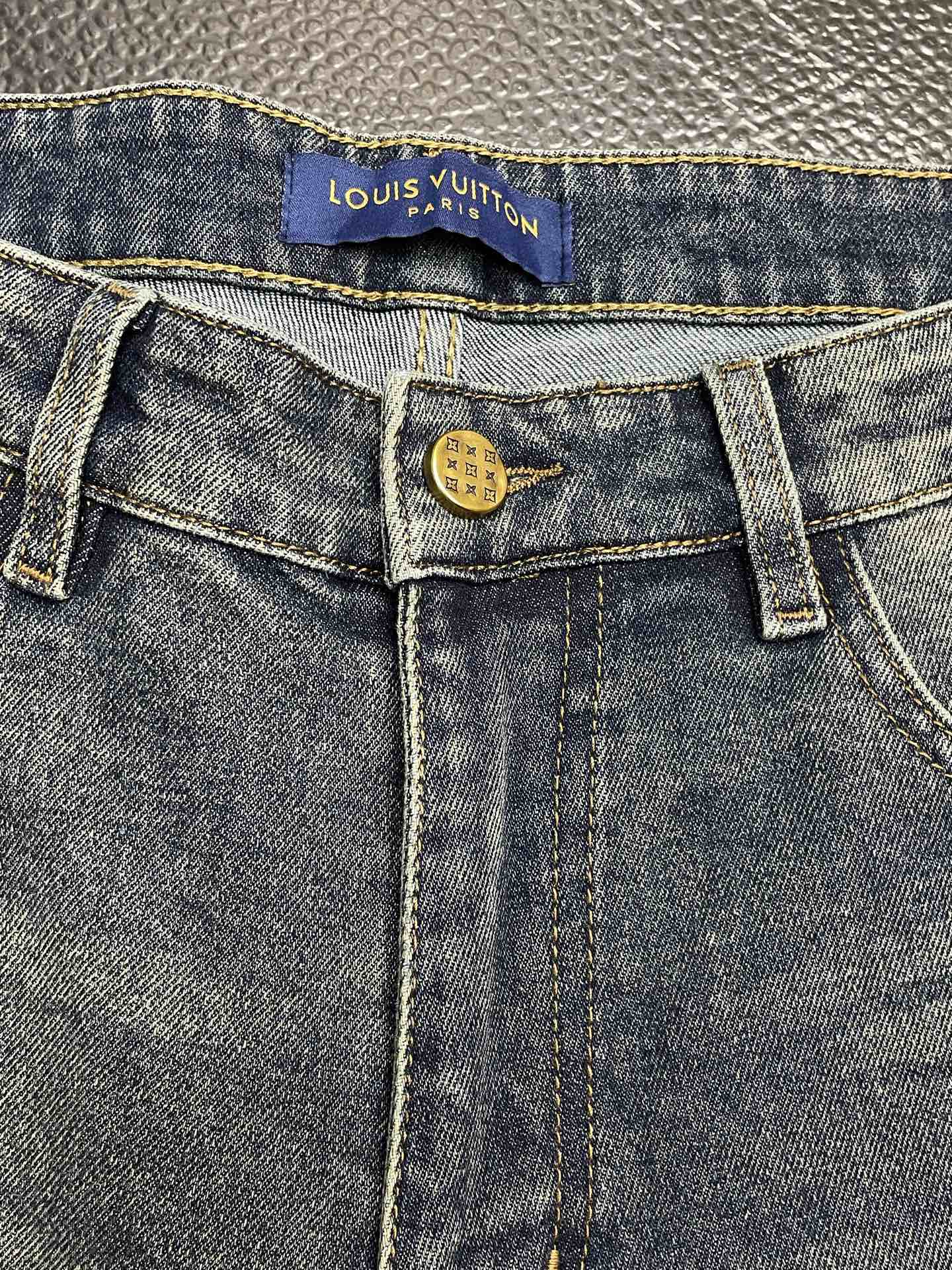 💰155PLouis Vuitton路易威登💥独家专供新款 休闲牛仔裤👖高端版本！专柜定制面料 透气舒适度高，细节无可挑剔，品牌元素设计理念，体现高品质。手感细腻柔软！呈现休闲裁剪，上身版型超赞！👍码数：29-38