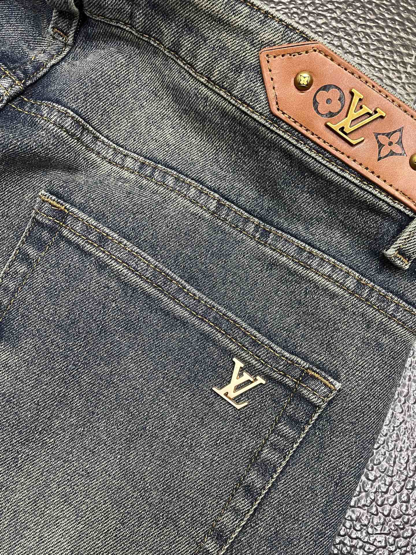 💰155PLouis Vuitton路易威登💥独家专供新款 休闲牛仔裤👖高端版本！专柜定制面料 透气舒适度高，细节无可挑剔，品牌元素设计理念，体现高品质。手感细腻柔软！呈现休闲裁剪，上身版型超赞！👍码数：29-38