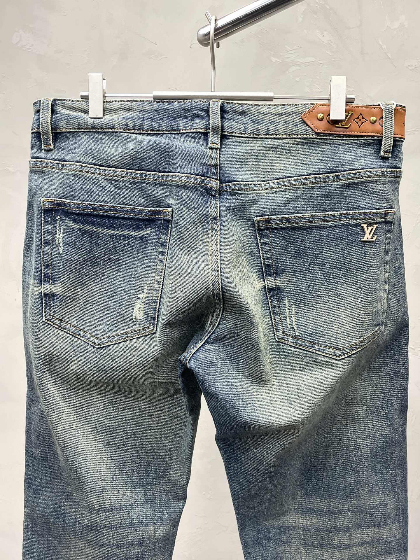 💰155PLouis Vuitton路易威登💥独家专供新款 休闲牛仔裤👖高端版本！专柜定制面料 透气舒适度高，细节无可挑剔，品牌元素设计理念，体现高品质。手感细腻柔软！呈现休闲裁剪，上身版型超赞！👍码数：29-38