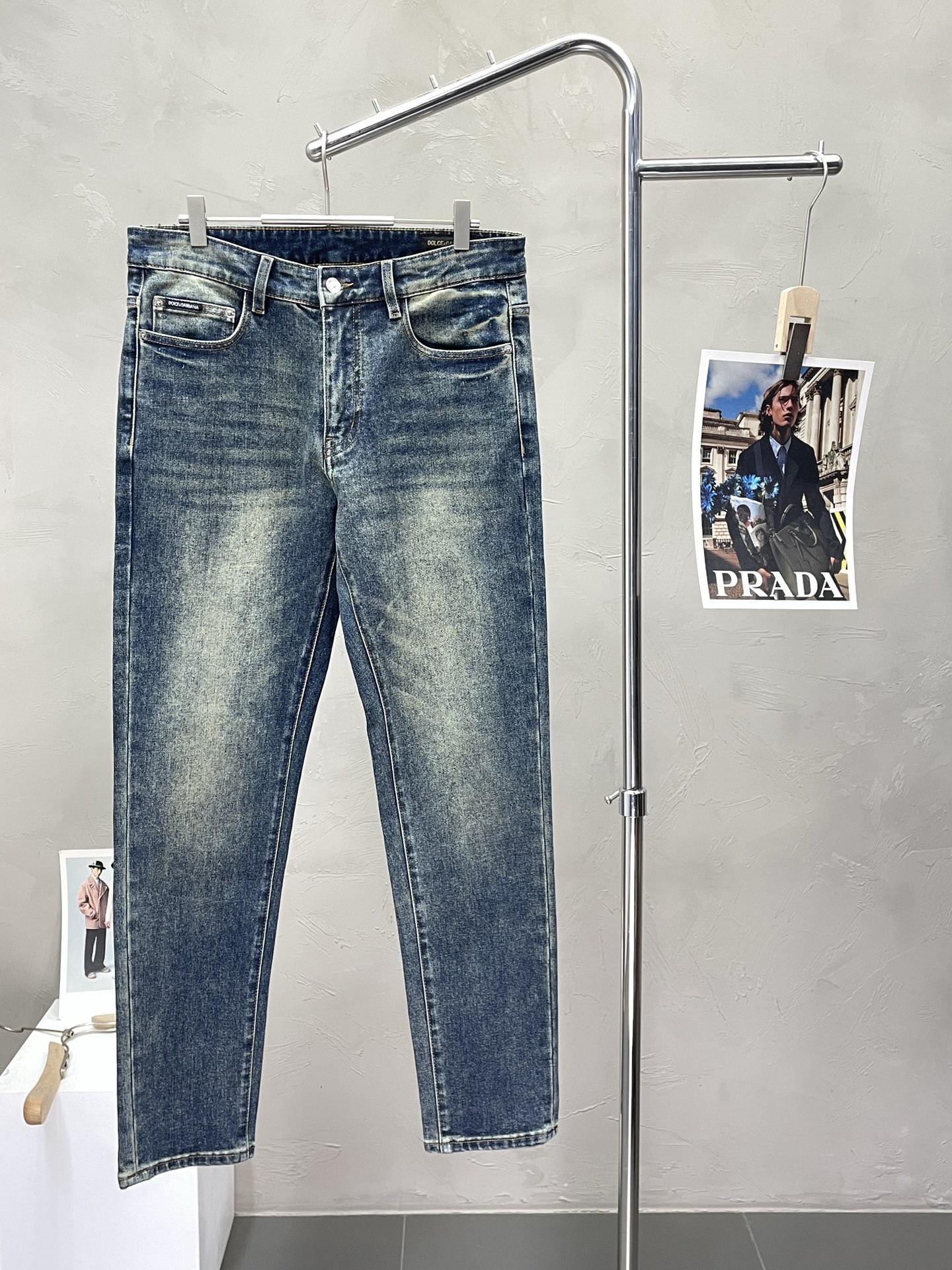 NO:457223,.Dolce & Gabbana exclusively offers new styles of casual jeans high-end version!  Customized fabrics for counters are breathable and comfortable, with impeccable details, and the brand element design concept reflects high quality. The feel is delicate and soft!  It is casually cut, with a great upper body style!  29-38, Dolce & Gabbana, Dolce & Gabbana, jeans, alexander wang19860909.Dolce&Gabbana杜嘉班纳独家专供新款 休闲牛仔裤高端版本！专柜定制面料 透气舒适度高,细节无可挑剔,品牌元素设计理念,体现高品质.手感细腻柔软！呈现休闲裁剪,上身版型超赞！码数29-38,,Dolce&Gabbana,Dolce&Gabbana,jeans,alexander wang,Men's clothing