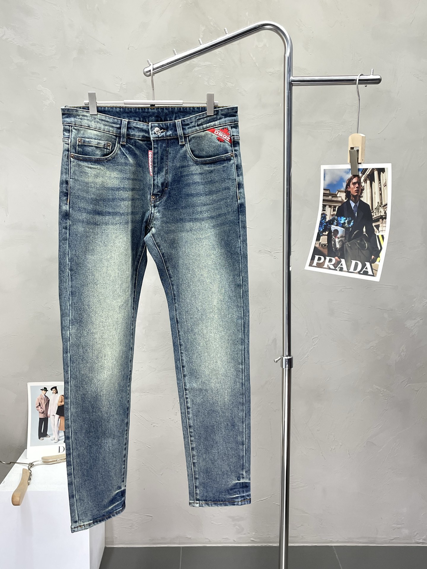 NO:457213,.DSQUARED2 is exclusively available for the new style of casual jeans at the second level!  Customized fabrics for counters are breathable and comfortable, with impeccable details, and the brand element design concept reflects high quality. The feel is delicate and soft!  It is casually cut, with a great upper body style!  29-38, jeans,alexander wang19860909.DSQUARED2第二次方独家专供新款 休闲牛仔裤高端版本！专柜定制面料 透气舒适度高,细节无可挑剔,品牌元素设计理念,体现高品质.手感细腻柔软！呈现休闲裁剪,上身版型超赞！码数29-38,,jeans,alexander wang,Men's clothing