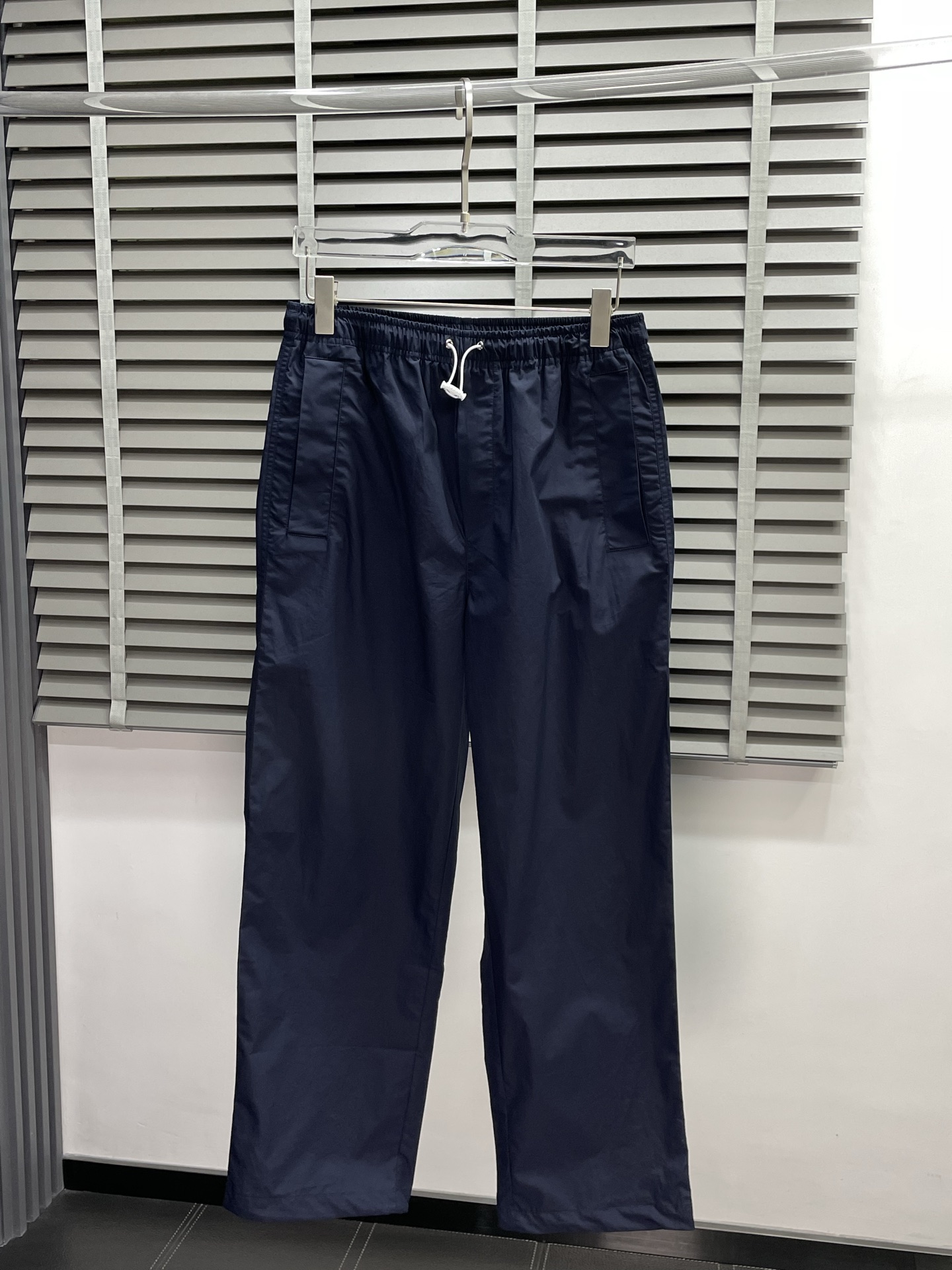 NO:459024,.Gucci exclusively offers new spring and summer casual pants, high-end version!  Customized fabrics for counters are breathable and comfortable, with impeccable details, and the brand element design concept reflects high quality. The feel is delicate and soft!  It is casually cut, with a great upper body style!  Number of codes 46-52, gucci, gucci, alexander wang19860909.Gucci古驰独家专供新款春夏休闲裤 高端版本！专柜定制面料 透气舒适度高,细节无可挑剔,品牌元素设计理念,体现高品质.手感细腻柔软！呈现休闲裁剪,上身版型超赞！码数46-52,,gucci,gucci,alexander wang,Men's clothing