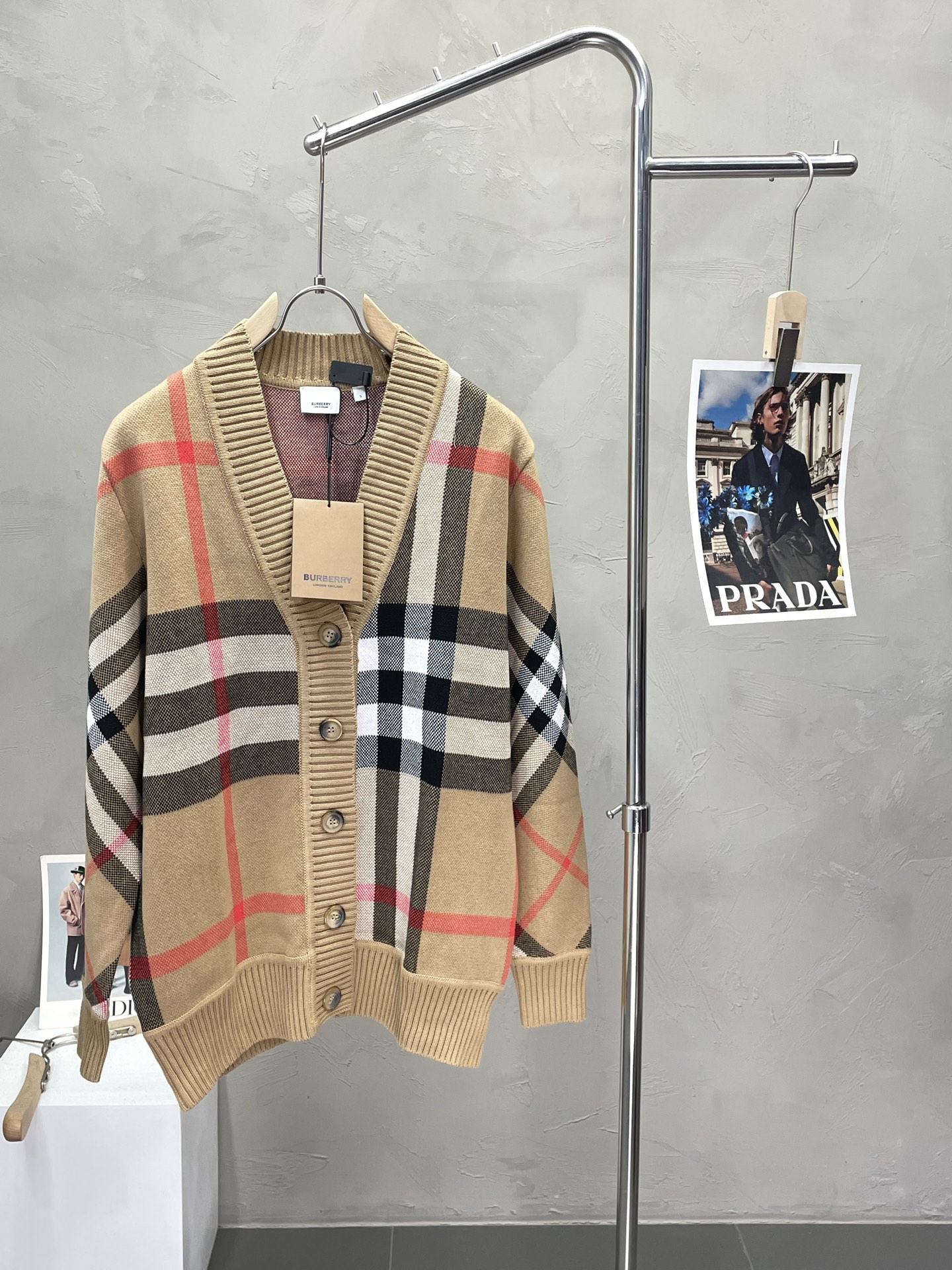 NO:457277,.Burberry Burberry exclusively offers new men's casual autumn and winter sweater cardigans. High-end customization. High-end version. Fashionable and versatile imported fabrics. Super soft and delicate touch. Skin-friendly and comfortable to wear. High-end boutique. OEM is very good at making the upper body. Must have men's essential items. Three standards are complete. S-XL, burberry, burberry, sweaters, alexander wang.19860909.Burberry巴宝莉独家专供新款男士休闲秋冬毛衣开衫 高端定制 高端版本 时尚百搭爆款进口面料 手感超柔软细腻 穿着亲肤舒适 高端精品 代工厂精细做上身非常赞 男士必备单品 三标齐全 码数S-XL,,burberry,burberry,sweaters,alexander wang,Men's clothing