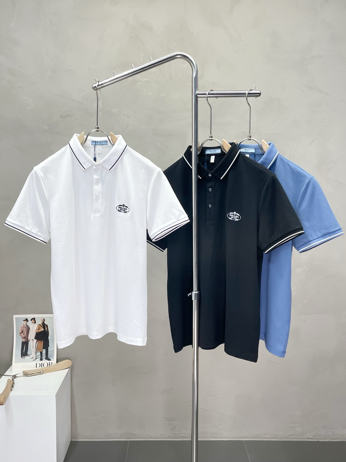 NO:459026,.Prada exclusively offers new spring and summer original single men's casual short sleeves, high-end customization, high-end version, fashionable and versatile imported fabric, super soft and delicate, skin-friendly and comfortable to wear, high-end boutique, OEM, fine-made top body, very good, men's essential items, three standards, 48-58,,prada,prada,T-shirt,alexander wang19860909.Prada普拉达独家专供新款春夏原单男士休闲短袖 高端定制 高端版本 时尚百搭爆款进口面料 手感超柔软细腻 穿着亲肤舒适 高端精品 代工厂精细做上身非常赞 男士必备单品 三标齐全 码数48-58,,prada,prada,T-shirt,alexander wang,Men's clothing