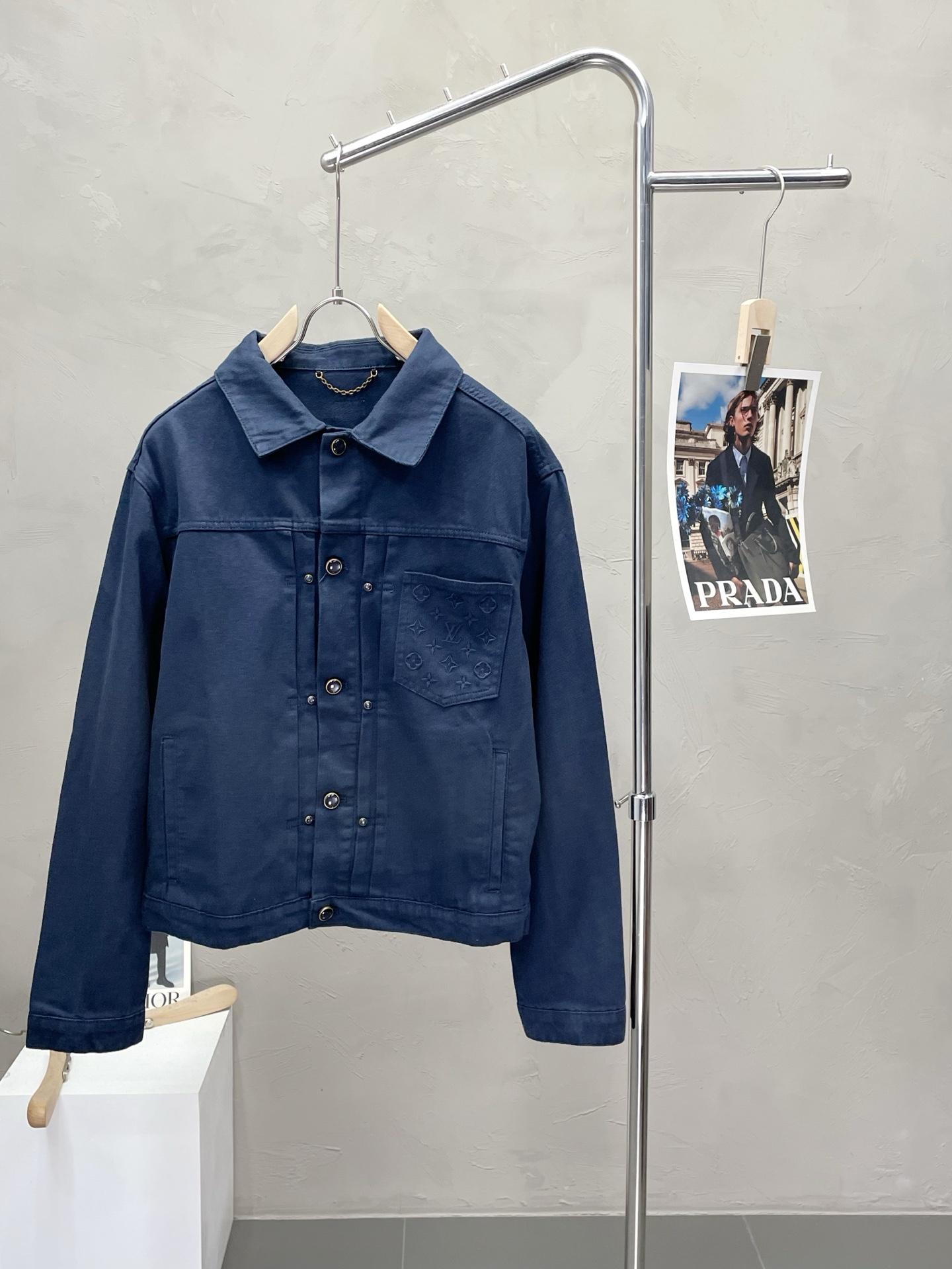 NO:468579,.Louis Vuitton exclusively offers the latest and fashionable spring and summer denim jackets. A jacket with a classic design and appearance, the quality is even more unscrupulous. You can buy it directly, which is not to be mistaken for high-end products! Through the detailed pictures, you can feel its powerful aura, and the warm-concentration effect is significant, so you don’t have to worry about the chill at all! It is both fashionable and functional, and the whole style looks more luxurious and elegant! Size S-XL, louis vuitton,louis vuitton,jackets & coats,alexander wang19860909.Louis Vuitton路易威登独家专供最新时尚春夏牛仔外套.经典设计感与颜值爆棚的外套,品质更是无法挑剔品控可以直接入手,不容过错的高端臻品！通过细节图片便可感受到它强悍的气场,聚温保暖效果显著,完全不用担心会有一点寒意！时尚与功能性兼备,整款显得更加的奢华大气！ 尺码S-XL,,louis vuitton,louis vuitton,jackets & coats,alexander wang,Men's clothing