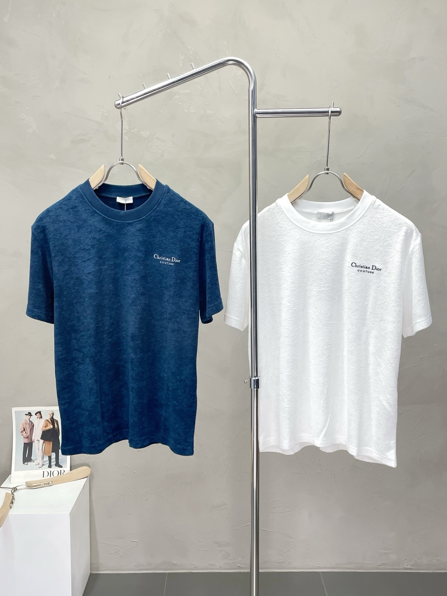 NO:468442,.Dior exclusively offers new original single men's casual short sleeves, high-end customization, high-end version, fashionable and versatile imported fabric, super soft and delicate, skin-friendly and comfortable to wear, high-end boutique, OEM, fine production, very good for the top body, men's essential items, three standards, M-3XL,,dior,dior,T-shirt,alexander wang19860909.Dior迪奥独家专供新款原单男士休闲短袖 高端定制 高端版本 时尚百搭爆款进口面料 手感超柔软细腻 穿着亲肤舒适 高端精品 代工厂精细做上身非常赞 男士必备单品 三标齐全 码数M-3XL,,dior,dior,T-shirt,alexander wang,Men's clothing