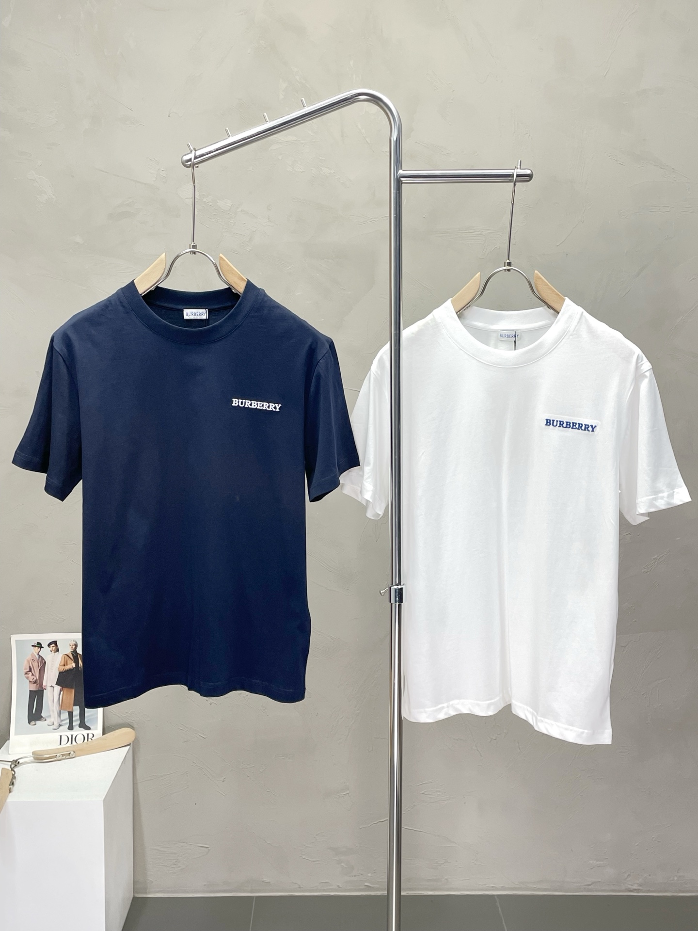 NO:471188,.Burberry Burberry exclusively offers new original single men's casual short sleeves, high-end customization, high-end version, fashionable and versatile imported fabric, super soft and delicate, skin-friendly and comfortable to wear, high-end boutique, OEM, fine production, very good for the upper body, men's essential items, complete three standards, M-3XL,,burberry,burberry,T-shirt,alexander wang19860909.Burberry巴宝莉独家专供新款原单男士休闲短袖 高端定制 高端版本 时尚百搭爆款进口面料 手感超柔软细腻 穿着亲肤舒适 高端精品 代工厂精细做上身非常赞 男士必备单品 三标齐全 码数M-3XL,,burberry,burberry,T-shirt,alexander wang,Men's clothing