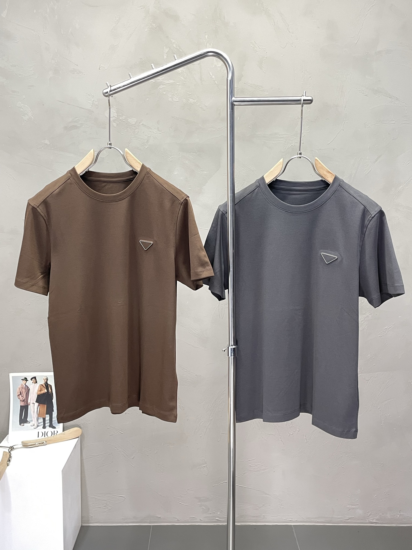 NO:468489,.Prada exclusively offers new original single men's casual short sleeves, high-end customization, high-end version, fashionable and versatile imported fabric, super soft and delicate, skin-friendly and comfortable to wear, high-end boutique, OEM, fine production, very good for the upper body, men's essential items, three standards, M-4XL,,prada,prada,T-shirt,alexander wang19860909.Prada普拉达独家专供新款原单男士休闲短袖 高端定制 高端版本 时尚百搭爆款进口面料 手感超柔软细腻 穿着亲肤舒适 高端精品 代工厂精细做上身非常赞 男士必备单品 三标齐全 码数M-4XL,,prada,prada,T-shirt,alexander wang,Men's clothing