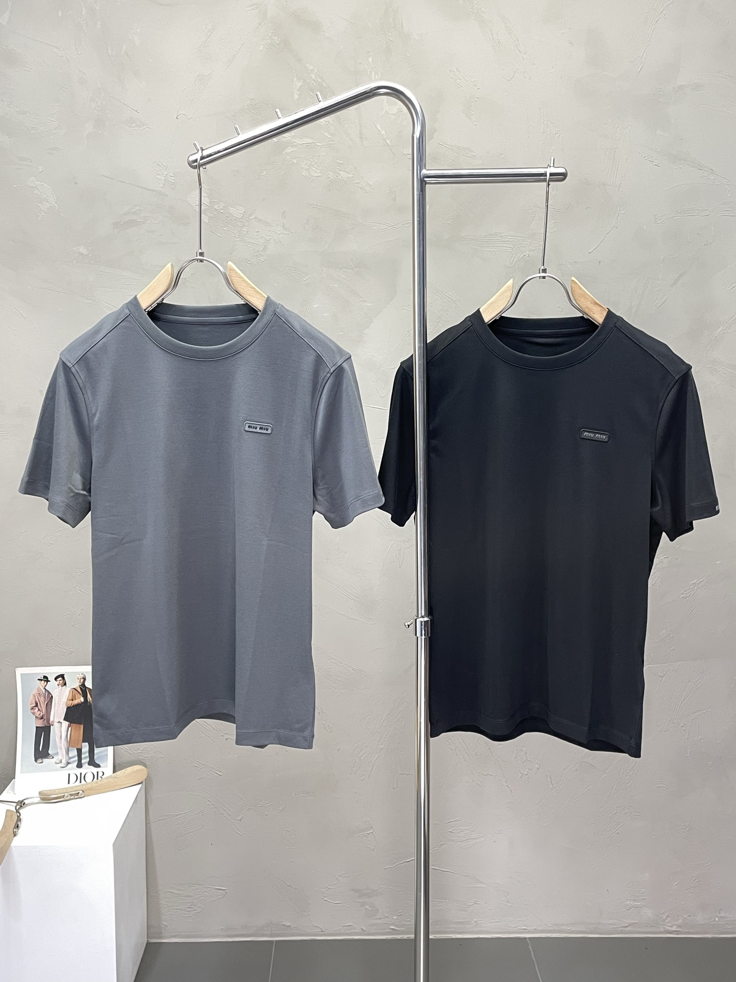 NO:471239,.Miumiu Miu Miu exclusively provides new original single men's casual short sleeves, high-end customization, high-end version, fashionable and versatile imported fabric, super soft and delicate, skin-friendly and comfortable to wear, high-end boutique, OEM factory made the top body very good, men's essential items, three standards, code M-4XL,,miumiu, T-shirt, alexander wang19860909.Miumiu谬谬独家专供新款原单男士休闲短袖 高端定制 高端版本 时尚百搭爆款进口面料 手感超柔软细腻 穿着亲肤舒适 高端精品 代工厂精细做上身非常赞 男士必备单品 三标齐全 码数M-4XL,,miumiu,T-shirt,alexander wang,Men's clothing