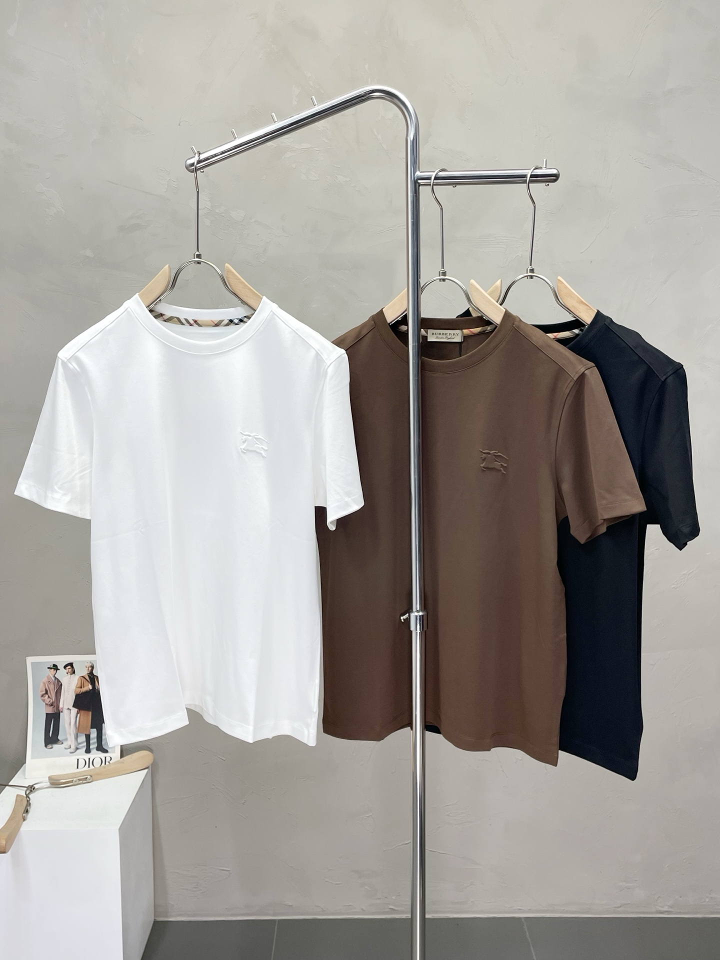 NO:471221,.Burberry Burberry exclusively offers new original single men's casual short sleeves, high-end customization, high-end version, fashionable and versatile imported fabric, super soft and delicate, skin-friendly and comfortable to wear, high-end boutique, OEM, fine production, very good for the upper body, men's essential items, three standards, M-4XL,,burberry,burberry,T-shirt,alexander wang19860909.Burberry巴宝莉独家专供新款原单男士休闲短袖 高端定制 高端版本 时尚百搭爆款进口面料 手感超柔软细腻 穿着亲肤舒适 高端精品 代工厂精细做上身非常赞 男士必备单品 三标齐全 码数M-4XL,,burberry,burberry,T-shirt,alexander wang,Men's clothing