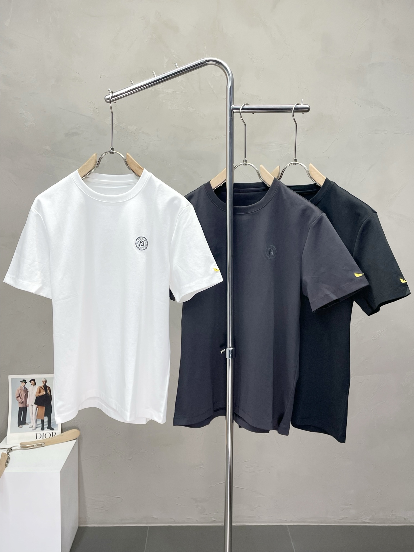 NO:468530,.FENDI exclusively offers new original single men's casual short sleeves, high-end customization, high-end version, fashionable and versatile imported fabric, super soft and delicate, skin-friendly and comfortable to wear, high-end boutique, OEM, fine-made, very good for the upper body, men's essential items, complete three standards, M-4XL,,fendi,fendi,T-shirt,alexander wang19860909.FENDI芬迪独家专供新款原单男士休闲短袖 高端定制 高端版本 时尚百搭爆款进口面料 手感超柔软细腻 穿着亲肤舒适 高端精品 代工厂精细做上身非常赞 男士必备单品 三标齐全 码数M-4XL,,fendi,fendi,T-shirt,alexander wang,Men's clothing