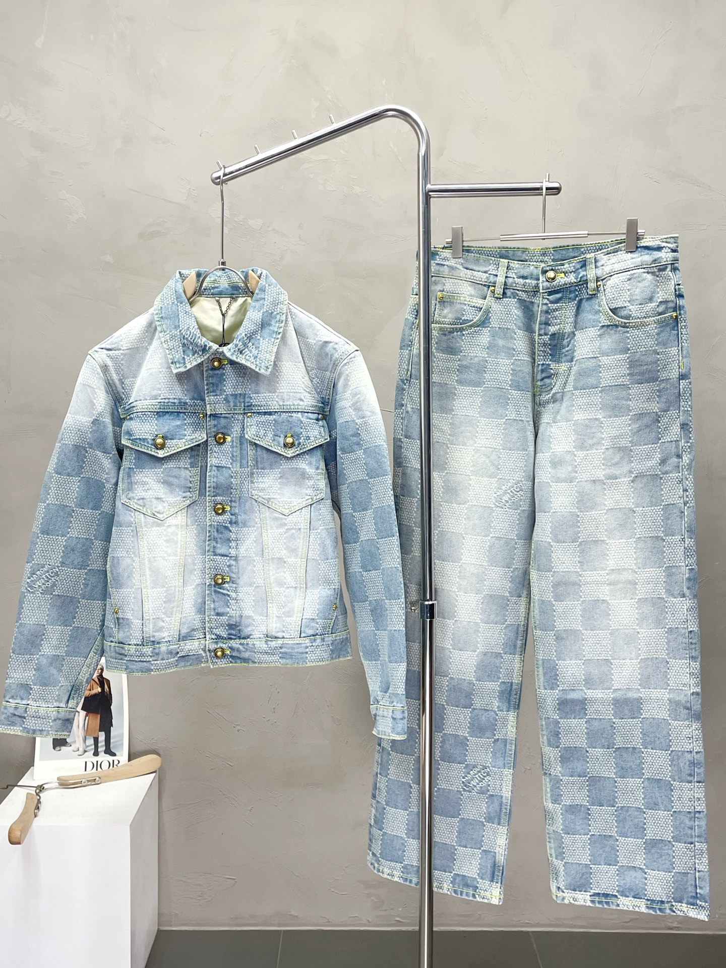 NO:468565,Jackets and trousers. Louis Vuitton exclusively offers the same denim suit for spring and autumn new counters, breathable, comfortable and casual!  Full of high-end feeling!  The details are exquisite and high-end, and the workmanship is impeccable!  The original high-end fabric looks high-end!  The fabric is soft, delicate and comfortable, moisture absorption, quick drying, breathable, neat and stylish. Top S-XL, pants 30-36,,louis vuitton,louis vuitton,jackets & coats,alexander wang19860909外套、长裤.Louis Vuitton路易威登独家专供春秋新款专柜同款牛仔套装,透气舒适休闲！高级感满满！细节精致高档,做工无可挑剔！原版高端面料很显高级！面料柔软细腻舒适 吸湿速干透气,利落有型.上衣S-XL、裤子30-36,,louis vuitton,louis vuitton,jackets & coats,alexander wang,Men's clothing