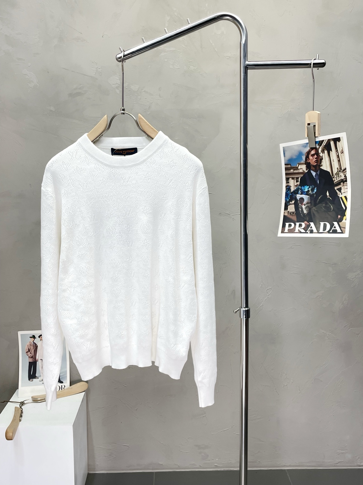 NO:468524,.Louis Vuitton exclusively offers the latest spring and summer fashion pullover sweatshirts. Classic design and design with great appearance. The quality is even more unscrupulous. You can buy it directly. You can't get it wrong! Through detailed pictures, you can feel its powerful aura. The imported fabric has a significant effect in keeping warm, so you don’t have to worry about a little chill! It is both fashionable and functional, and the whole style looks more luxurious and elegant! Size S-XL, louis vuitton,louis vuitton,hoodie,sweatshirts,alexander wang19860909.Louis Vuitton路易威登独家专供最新春夏时尚套头卫衣 经典设计与颜值爆棚的设计 品质更是无法挑剔品控可以直接入手,不容过错的高端臻品！通过细节图片便可感受到它强悍的气场,进口面料 聚温保暖效果显著,完全不用担心会有一点寒意！时尚与功能性兼备,整款显得更加的奢华大气！ 尺码S-XL,,louis vuitton,louis vuitton,hoodie,sweatshirts,alexander wang,Men's clothing