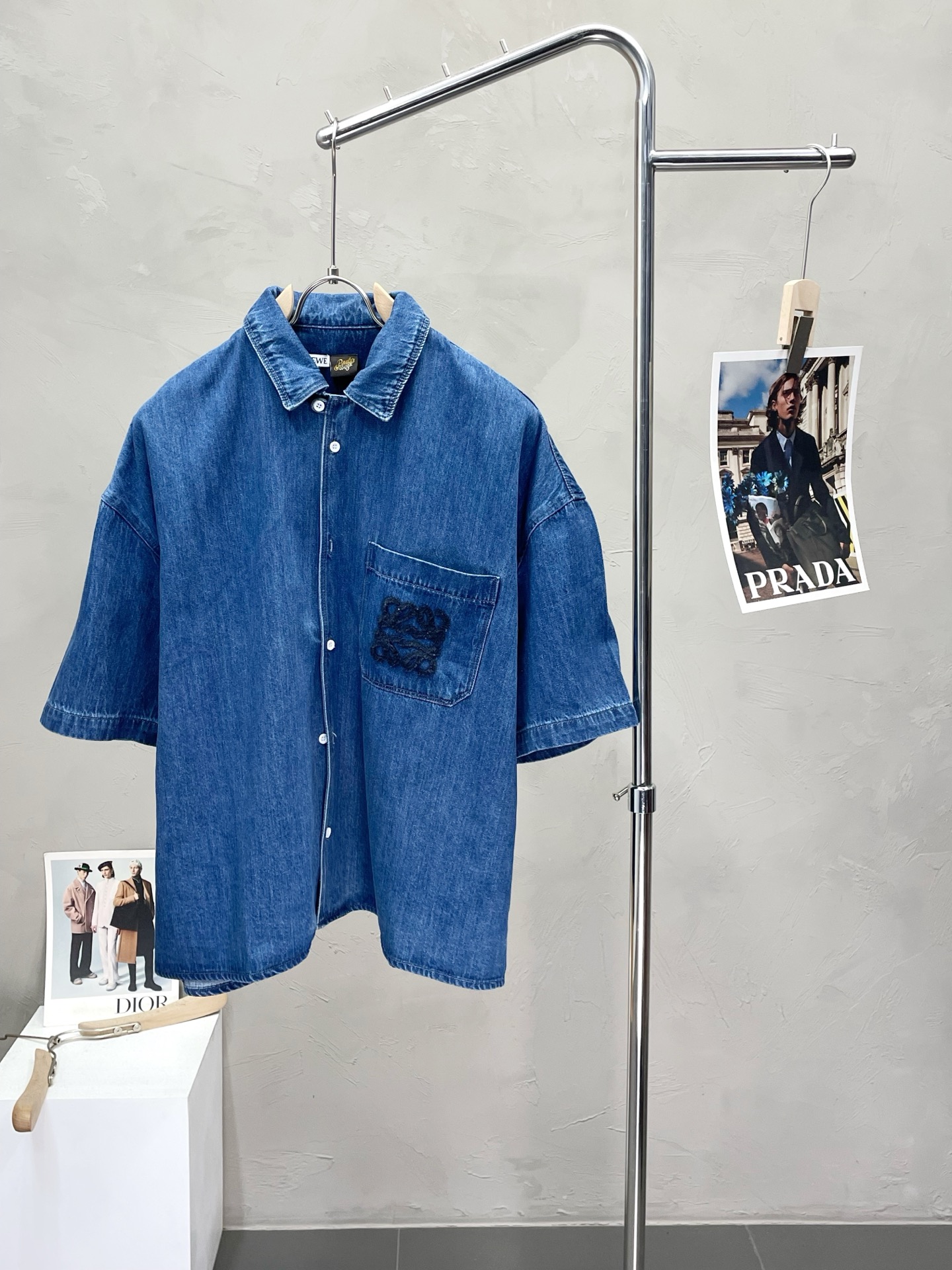 NO:468559,.LOEWE exclusively offers the latest spring and summer fashion denim short-sleeved classic design and design with great appearance. The quality is even more unscrupulous. You can buy it directly. You can't get it right. You can't miss it!  Through the detailed pictures, you can feel its powerful aura. The imported fabric is both fashionable and functional, and the whole style looks more luxurious and atmospheric!  Size 30.39.40.41, loewe,loewe,t-shirt,alexander wang19860909.LOEWE罗意威独家专供最新春夏时尚牛仔短袖 经典设计与颜值爆棚的设计 品质更是无法挑剔品控可以直接入手,不容过错的高端臻品！通过细节图片便可感受到它强悍的气场,进口面料 时尚与功能性兼备,整款显得更加的奢华大气！ 尺码30.39.40.41,,loewe,loewe,T-shirt,alexander wang,Men's clothing