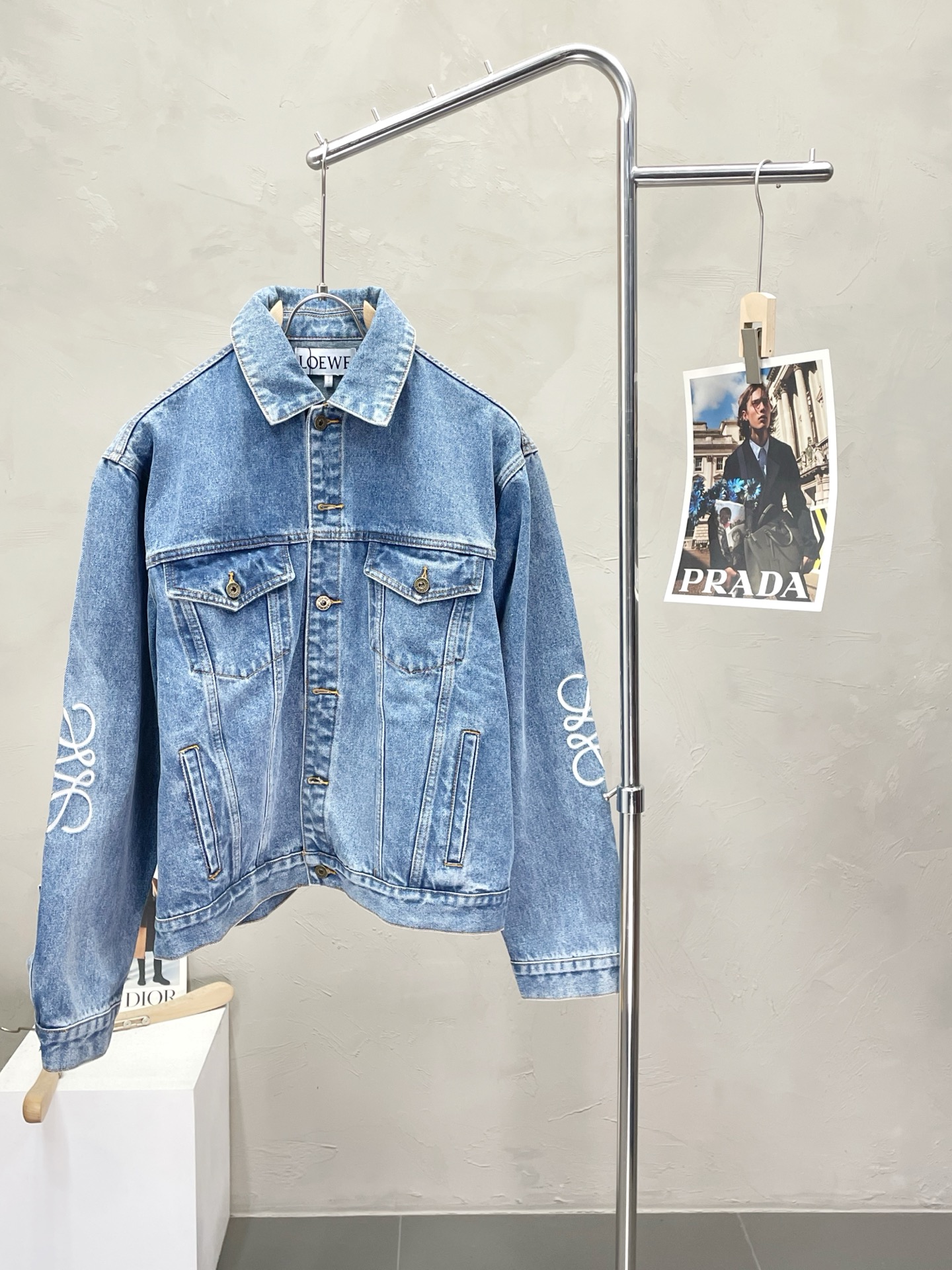 NO:468571,.LOEWE exclusively offers the latest spring and summer fashion denim jackets. Classic design and design with great appearance. The quality is even more unscrupulous. You can buy it directly. You can't get it wrong!  Through the detailed pictures, you can feel its powerful aura. The imported fabric is both fashionable and functional, and the whole style looks more luxurious and atmospheric!  Size S-XL, loewe, loewe, jackets & coats, alexander wang19860909.LOEWE罗意威独家专供最新春夏时尚牛仔外套 经典设计与颜值爆棚的设计 品质更是无法挑剔品控可以直接入手,不容过错的高端臻品！通过细节图片便可感受到它强悍的气场,进口面料 时尚与功能性兼备,整款显得更加的奢华大气！ 尺码S-XL,,loewe,loewe,jackets & coats,alexander wang,Men's clothing