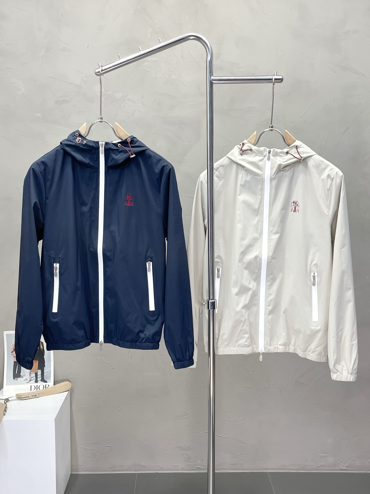 NO:468638,.BC-Brunello Cucineli exclusively for the latest fashionable spring and autumn hooded jackets. A jacket with a classic design and appearance, and the quality is even more unscrupulous. You can buy it directly. You can't get it wrong! Through the detailed pictures, you can feel its powerful aura, and the warm-concentration effect is significant, so you don’t have to worry about the chill at all! It is both fashionable and functional, and the whole style looks more luxurious and elegant! Size M-3XL, brunello cucinelli, jackets & coats, jackets & coats, hats, alexander wang19860909.BC-Brunello Cucineli 布鲁内洛·库奇内利独家专供最新时尚春秋连帽夹克 经典设计感与颜值爆棚的外套,品质更是无法挑剔品控可以直接入手,不容过错的高端臻品！通过细节图片便可感受到它强悍的气场,聚温保暖效果显著,完全不用担心会有一点寒意！时尚与功能性兼备,整款显得更加的奢华大气！ 尺码M-3XL,,brunello cucinelli,jackets & coats,jackets & coats,hats,alexander wang,Men's clothing