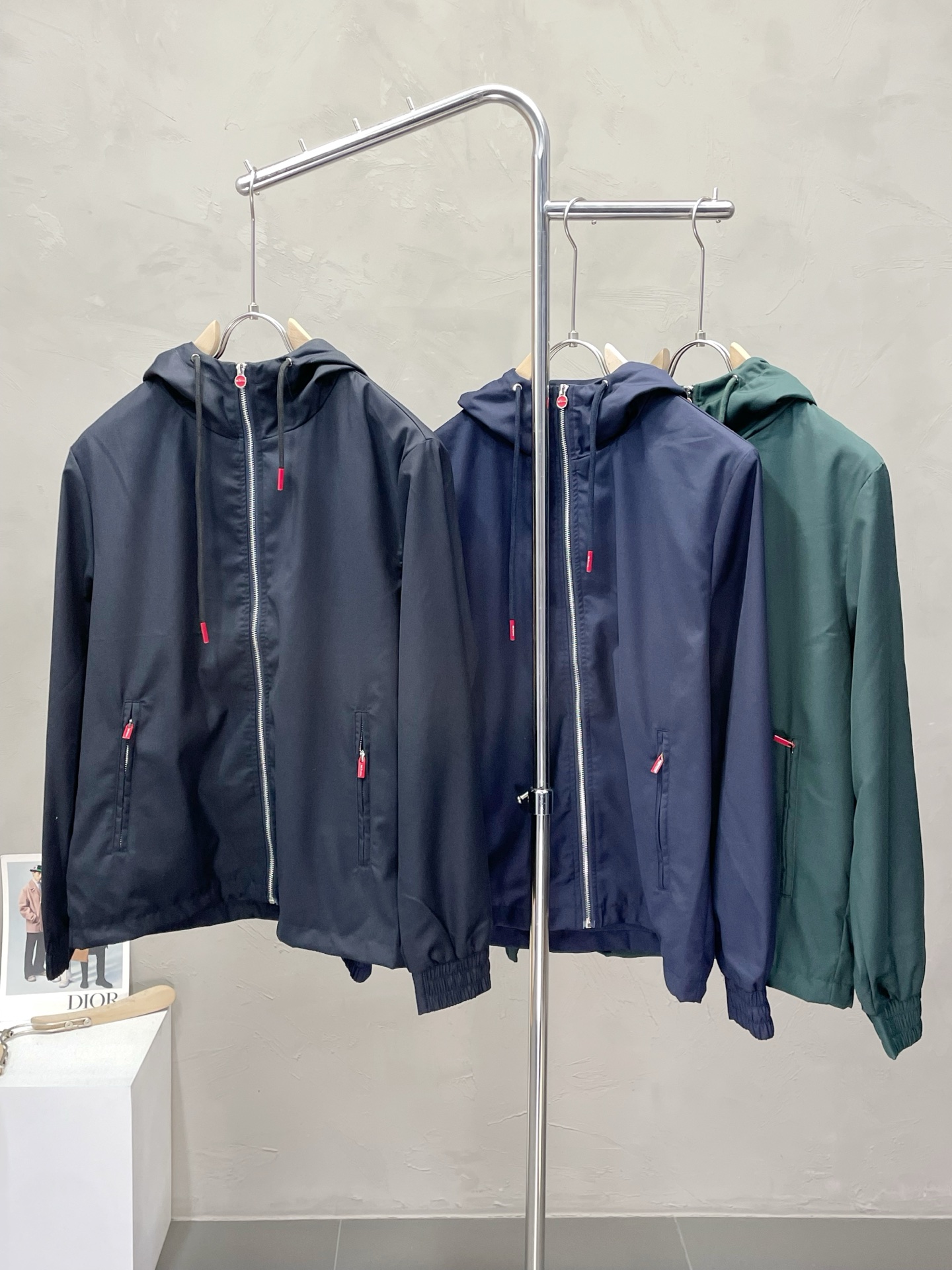 NO:468618,.KITON exclusively offers the latest fashionable spring and autumn hooded jackets. A jacket with a classic design and appearance. The quality is even more unscrupulous. You can buy it directly. You can't get it wrong! Through the detailed pictures, you can feel its powerful aura, and the warm-concentration effect is significant, so you don’t have to worry about the chill at all! It is both fashionable and functional, and the whole style looks more luxurious and elegant! Size M-3XL, Jackets & coats, Jackets & coats, Hats, Alexander wang19860909.KITON独家专供最新时尚春秋连帽夹克 经典设计感与颜值爆棚的外套,品质更是无法挑剔品控可以直接入手,不容过错的高端臻品！通过细节图片便可感受到它强悍的气场,聚温保暖效果显著,完全不用担心会有一点寒意！时尚与功能性兼备,整款显得更加的奢华大气！ 尺码M-3XL,,jackets & coats,jackets & coats,hats,alexander wang,Men's clothing