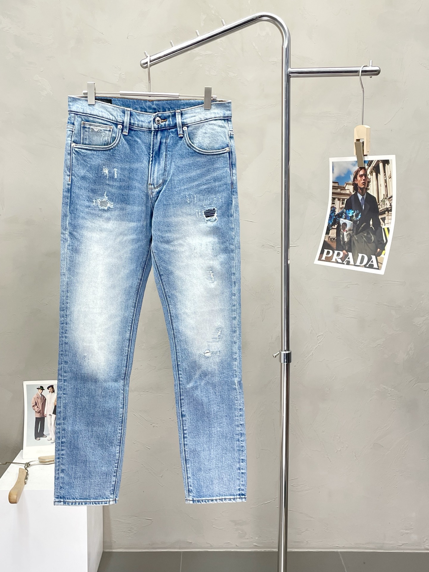 NO:468398,.ARMANI exclusively offers the new spring and summer casual jeans high-end version!  Customized fabrics for counters are breathable and comfortable, with impeccable details, and the brand element design concept reflects high quality. The feel is delicate and soft!  It is casually cut, with a great upper body style!  Count 29-38, Armani, Armani, Jeans, Alexander wang19860909.ARMANI阿玛尼独家专供新款春夏休闲牛仔裤高端版本！专柜定制面料 透气舒适度高,细节无可挑剔,品牌元素设计理念,体现高品质.手感细腻柔软！呈现休闲裁剪,上身版型超赞！码数29-38,,armani,armani,jeans,alexander wang,Men's clothing