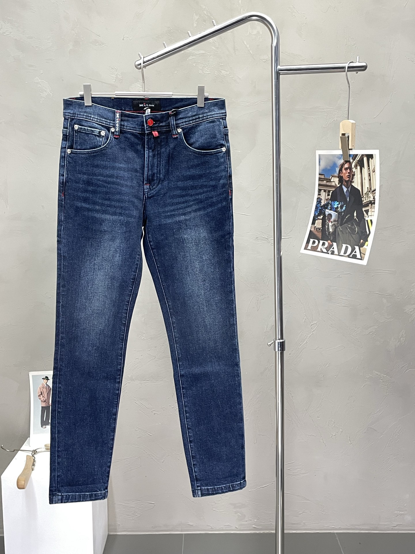 NO:468381,.KIYON exclusively offers the new spring and summer casual jeans high-end version!  Customized fabrics for counters are breathable and comfortable, with impeccable details, and the brand element design concept reflects high quality. The feel is delicate and soft!  It is casually cut, with a great upper body style!  30-38, jeans,alexander wang19860909.KIYON独家专供新款春夏休闲牛仔裤高端版本！专柜定制面料 透气舒适度高,细节无可挑剔,品牌元素设计理念,体现高品质.手感细腻柔软！呈现休闲裁剪,上身版型超赞！码数30-38,,jeans,alexander wang,Men's clothing