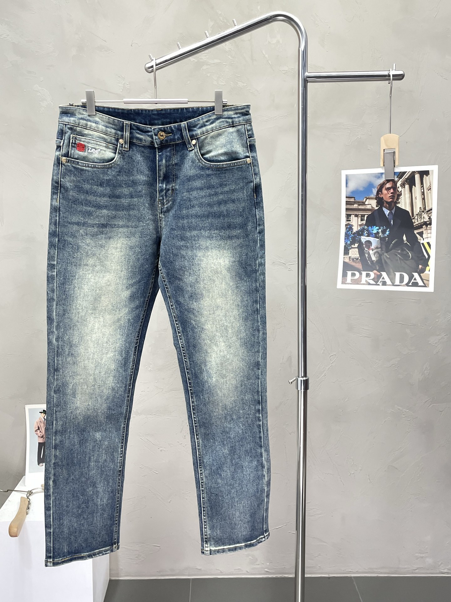 NO:468392,.Lee exclusively offers the new spring and summer casual jeans high-end version!  Customized fabrics for counters are breathable and comfortable, with impeccable details, and the brand element design concept reflects high quality. The feel is delicate and soft!  It is casually cut, with a great upper body style!  Number of codes 29-40 (no 35), jeans,alexander wang19860909.Lee独家专供新款春夏休闲牛仔裤高端版本！专柜定制面料 透气舒适度高,细节无可挑剔,品牌元素设计理念,体现高品质.手感细腻柔软！呈现休闲裁剪,上身版型超赞！码数29-40（无35）,,jeans,alexander wang,Men's clothing