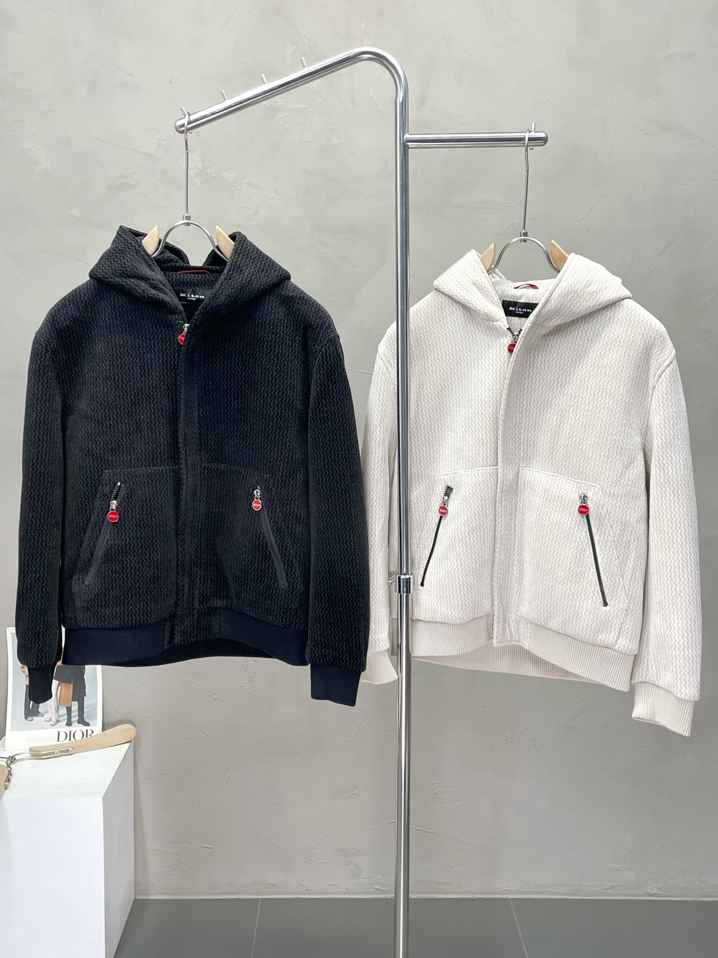 NO:508818,.KITON exclusively offers the latest and fashionable autumn and winter hooded jackets. A jacket with a classic design and appearance, and the quality is even more difficult to pick and control. You can buy it directly. You can’t miss it! Through the detailed pictures, you can feel its powerful aura, and the warm-concentration effect is significant, so you don’t have to worry about the chill at all! It is both fashionable and functional, and the whole style looks more luxurious and elegant! Size M-3XL, Jackets & coats,hats,alexander wang19860909.KITON独家专供最新时尚秋冬连帽外套.经典设计感与颜值爆棚的外套,品质更是无法挑剔品控可以直接入手,不容过错的高端臻品！通过细节图片便可感受到它强悍的气场,聚温保暖效果显著,完全不用担心会有一点寒意！时尚与功能性兼备,整款显得更加的奢华大气！ 尺码M-3XL,,jackets & coats,hats,alexander wang,Men's clothing