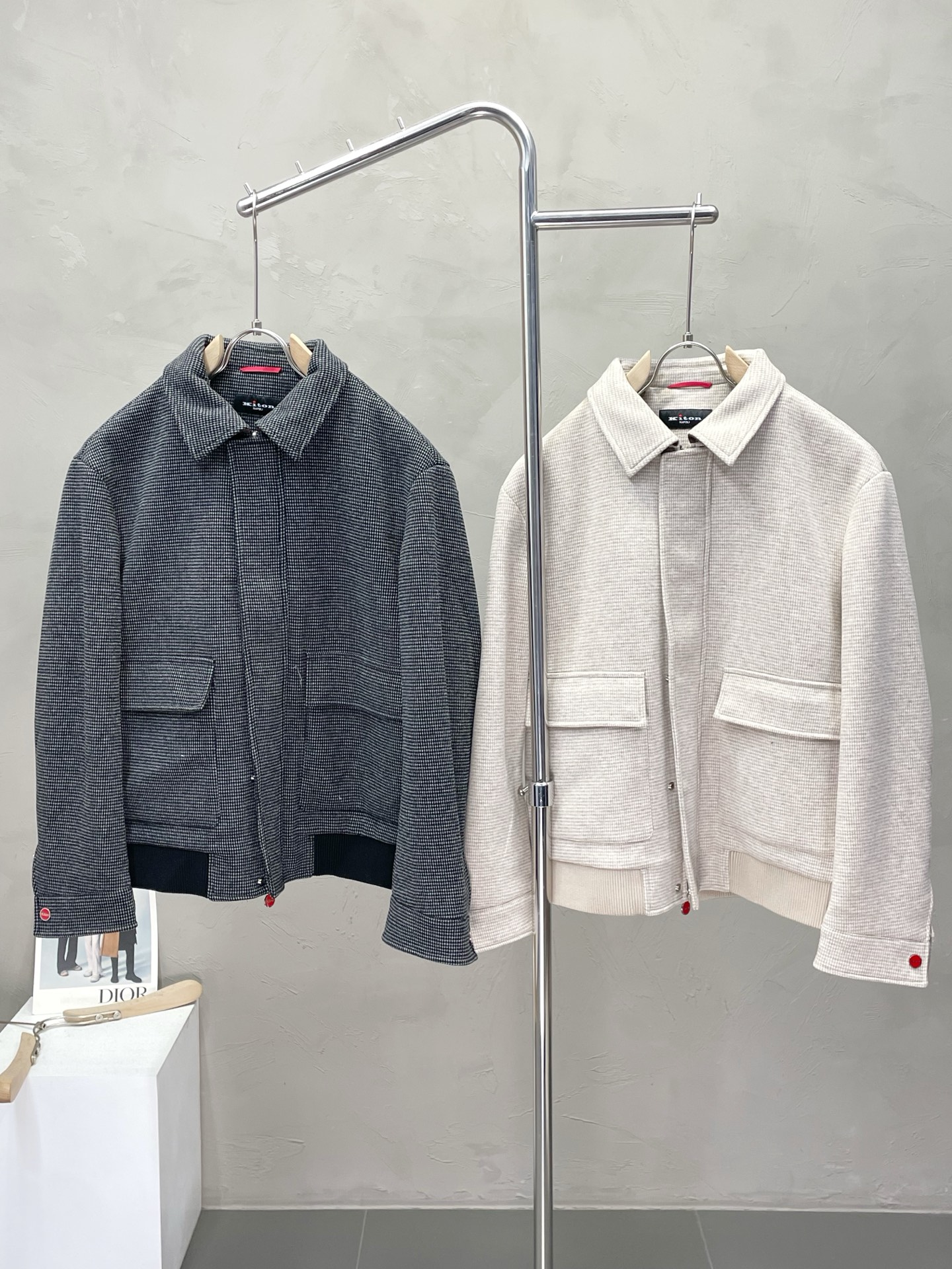 NO:508830,.KITON exclusively offers the latest and fashionable autumn and winter lapel jackets. A jacket with a classic design and appearance, and the quality is even more difficult to pick and control. You can buy it directly. You can’t miss it! Through the detailed pictures, you can feel its powerful aura, and the warm-concentration effect is significant, so you don’t have to worry about the chill at all! It is both fashionable and functional, and the whole style looks more luxurious and elegant! Size M-3XL, Jackets & coats,alexander wang19860909.KITON独家专供最新时尚秋冬翻领外套.经典设计感与颜值爆棚的外套,品质更是无法挑剔品控可以直接入手,不容过错的高端臻品！通过细节图片便可感受到它强悍的气场,聚温保暖效果显著,完全不用担心会有一点寒意！时尚与功能性兼备,整款显得更加的奢华大气！ 尺码M-3XL,,jackets & coats,alexander wang,Men's clothing