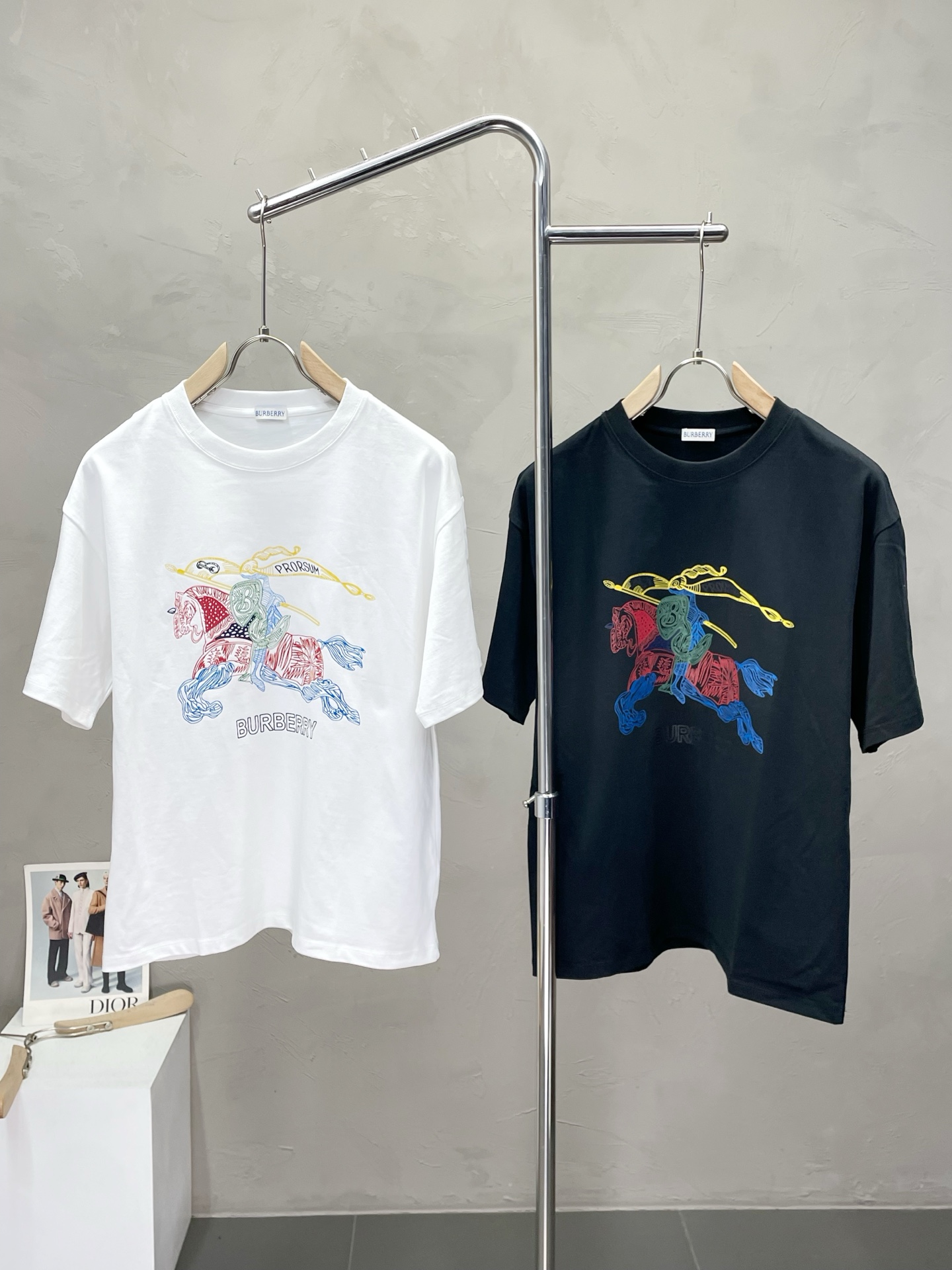 NO:471212,.Burberry Burberry exclusively offers new original single men's casual short sleeves, high-end customization, high-end version, fashionable and versatile imported fabric, super soft and delicate, skin-friendly and comfortable to wear, high-end boutique, OEM, fine production, very good for the upper body, men's essential items, complete three standards, S-2XL,,burberry,burberry,T-shirt,alexander wang19860909.Burberry巴宝莉独家专供新款原单男士休闲短袖 高端定制 高端版本 时尚百搭爆款进口面料 手感超柔软细腻 穿着亲肤舒适 高端精品 代工厂精细做上身非常赞 男士必备单品 三标齐全 码数S-2XL,,burberry,burberry,T-shirt,alexander wang,Men's clothing