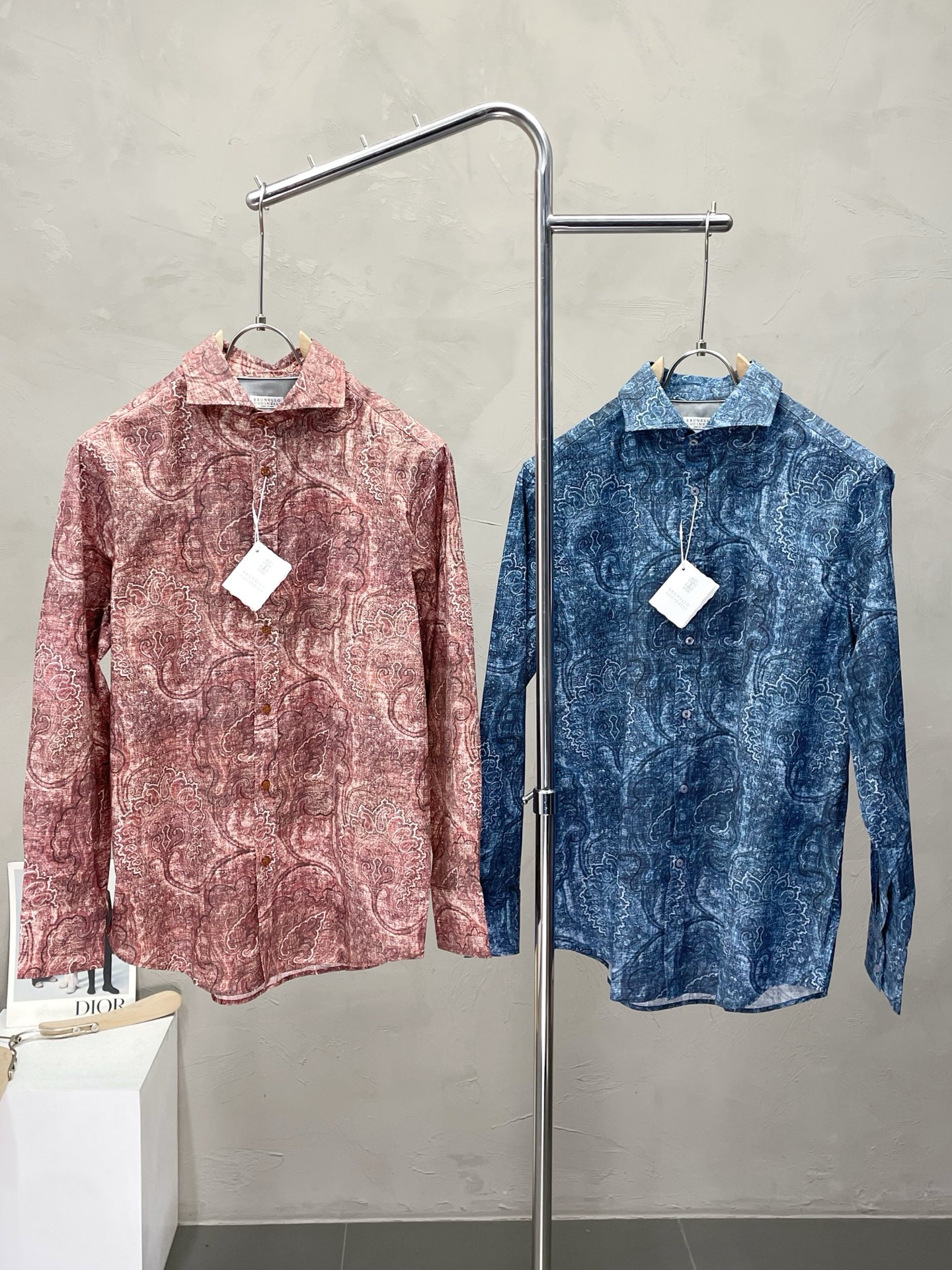 NO:468510,.BC-Brunello Cucineli exclusively for spring and summer new original single men's casual shirts. High-end customization. High-version. Fashionable and versatile and popular original imported fabric. Necklace hem. Logo pattern design. Super soft and delicate touch. Skin-friendly and comfortable to wear. High-end boutique. OEM is very good for fine production. Men's essential items. Complete three standards. Size M-4XL,,brunello cucinelli,shirts,alexander wang.19860909.BC-Brunello Cucineli 布鲁内洛 库奇内利独家专供春夏新款原单男士休闲衬衫 高端定制 高版本 时尚百搭爆款原版进口面料 领口衣摆 logo图案设计 手感超柔软细腻 穿着亲肤舒适 高端精品 代工厂精细做上身非常赞 男士必备单品 三标齐全 尺码M-4XL,,brunello cucinelli,shirts,alexander wang,Men's clothing