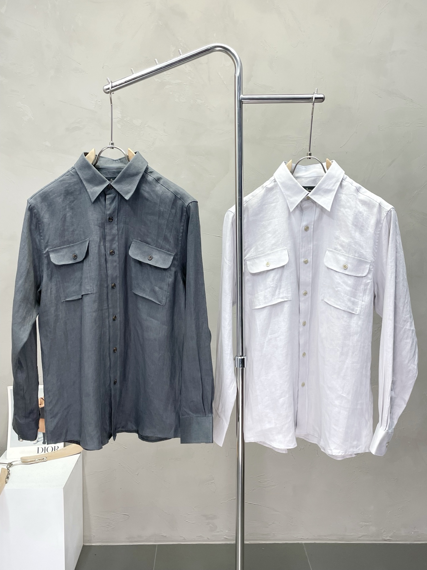 NO:468517,.Brioni exclusively offers new original single men's casual shirts, high-end customization, high-end version, fashionable and versatile imported linen fabric, super soft and delicate, skin-friendly and comfortable to wear, high-end boutique, OEM, fine-made top body, very good, men's essential items, three standards, 38-43,,shirts,alexander wang19860909.Brioni布里奥尼独家专供新款原单男士休闲衬衫 高端定制 高端版本 时尚百搭爆款进口亚麻面料 手感超柔软细腻 穿着亲肤舒适 高端精品 代工厂精细做上身非常赞 男士必备单品 三标齐全 码数38-43,,shirts,alexander wang,Men's clothing