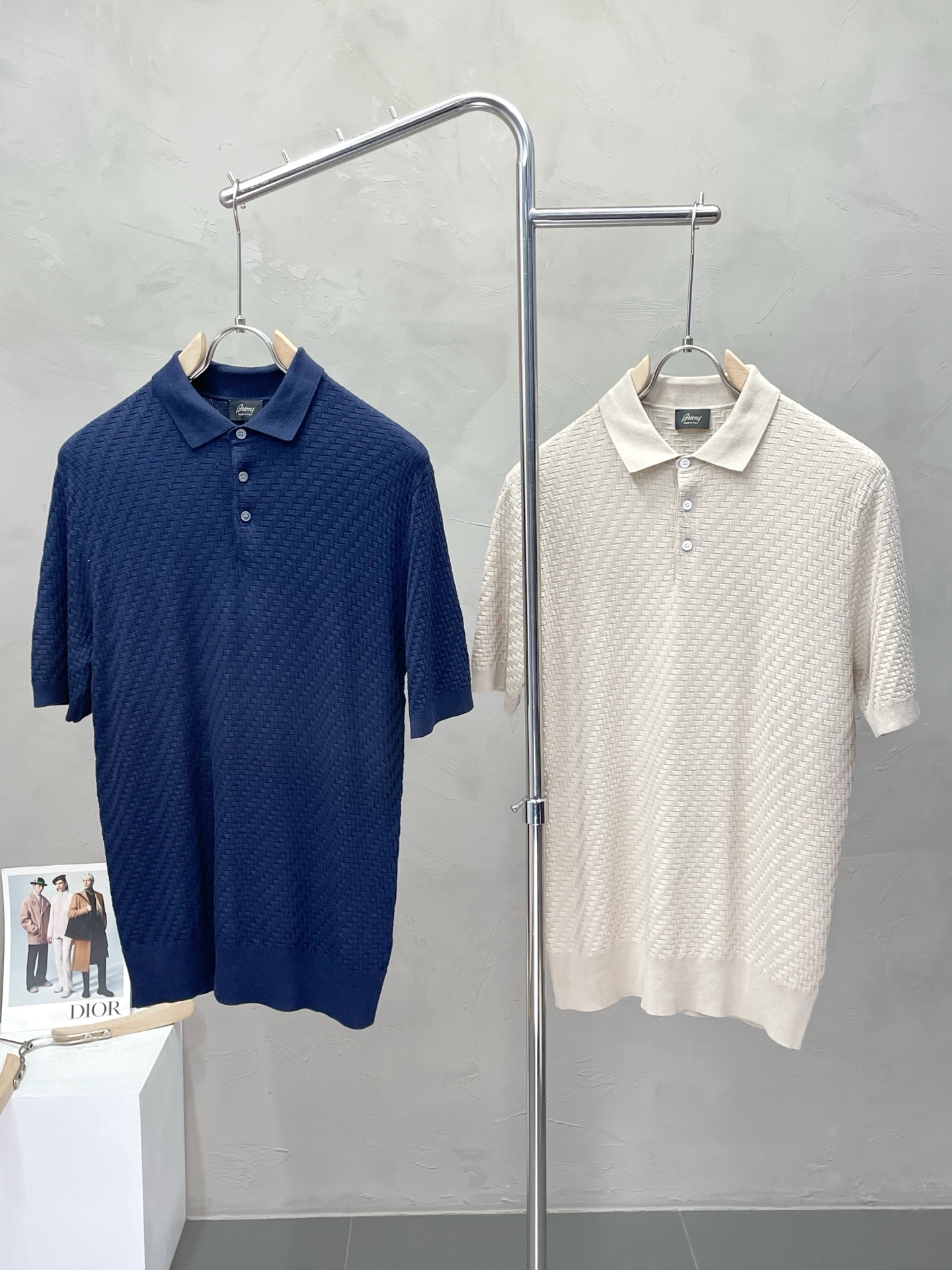 NO:468537,.Brioni exclusively offers new original single men's casual short sleeves, high-end customization, high-end version, fashionable and versatile imported fabric, super soft and delicate, skin-friendly and comfortable to wear, high-end boutique, OEM, fine-made top body, very good, men's essential items, complete three standards, code M-4XL,, T-shirt, alexander wang19860909.Brioni布里奥尼独家专供新款原单男士休闲短袖 高端定制 高端版本 时尚百搭爆款进口面料 手感超柔软细腻 穿着亲肤舒适 高端精品 代工厂精细做上身非常赞 男士必备单品 三标齐全 码数M-4XL,,T-shirt,alexander wang,Men's clothing