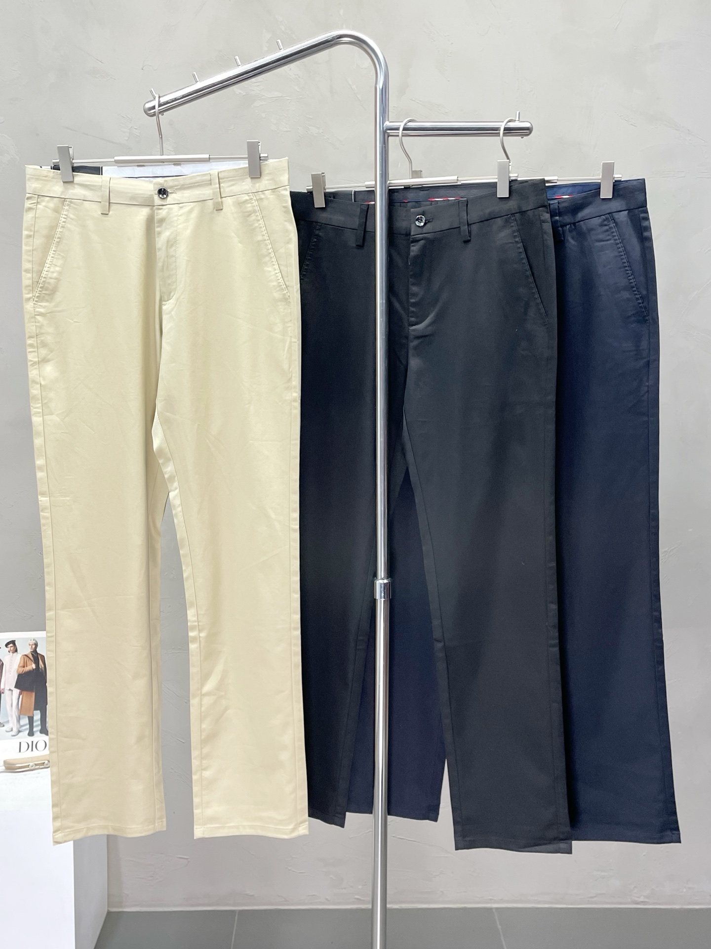 NO:468407,.ARMANI Armani exclusively offers new spring and summer casual pants, high-end version!  Customized fabrics for counters are breathable and comfortable, with impeccable details, and the brand element design concept reflects high quality. The feel is delicate and soft!  It is casually cut, with a great upper body style!  Number of codes 30-38, Armani, Armani, Alexander wang19860909.ARMANI阿玛尼独家专供新款春夏休闲裤 高端版本！专柜定制面料 透气舒适度高,细节无可挑剔,品牌元素设计理念,体现高品质.手感细腻柔软！呈现休闲裁剪,上身版型超赞！码数30-38,,armani,armani,alexander wang,Men's clothing